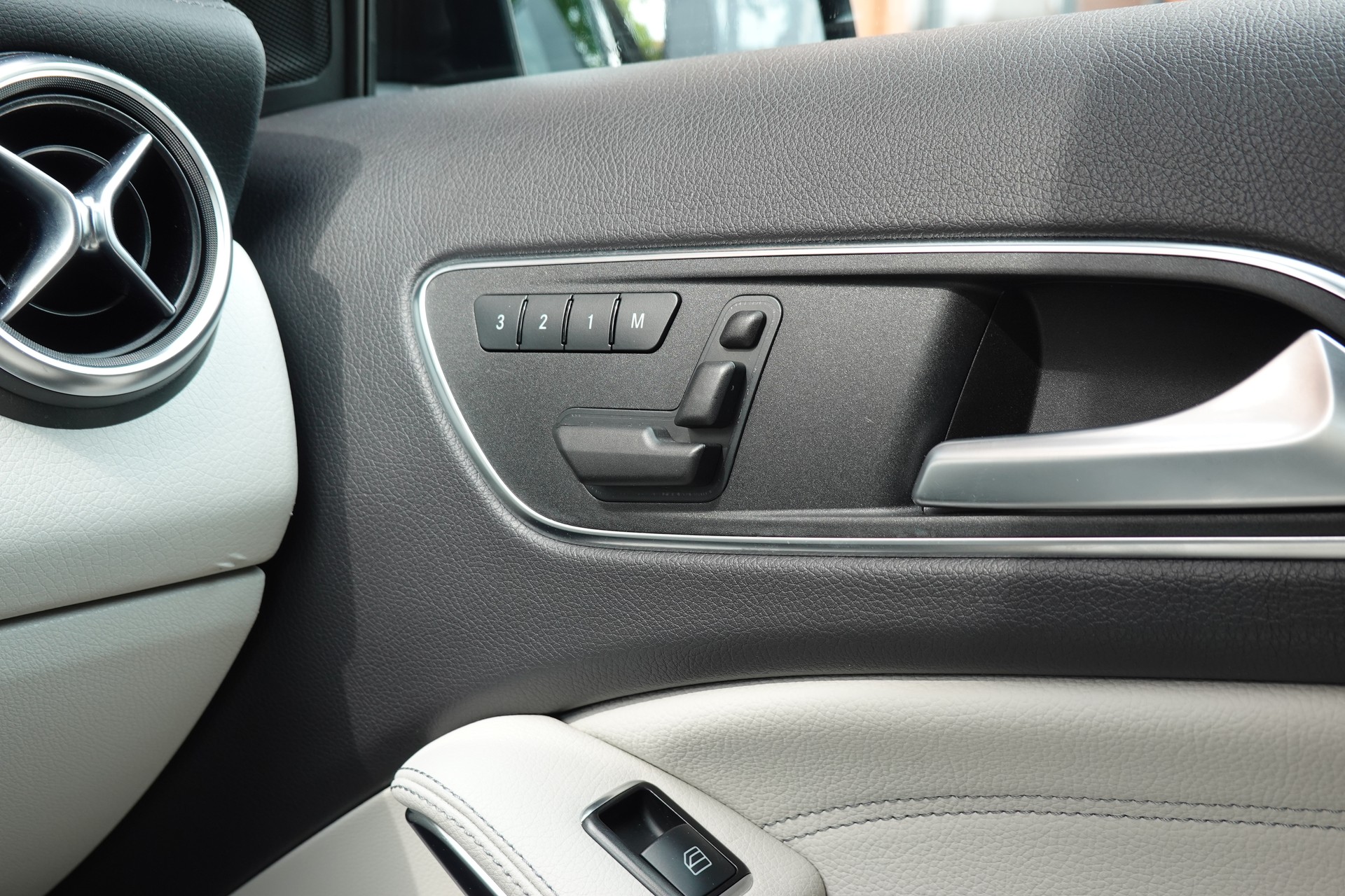 MERCEDES-BENZ A 250 4Matic - "Tempomat* Sièges chauffantes * jantes 18 * intérieur cuir * Camera recul * Capteur avant"-image-18