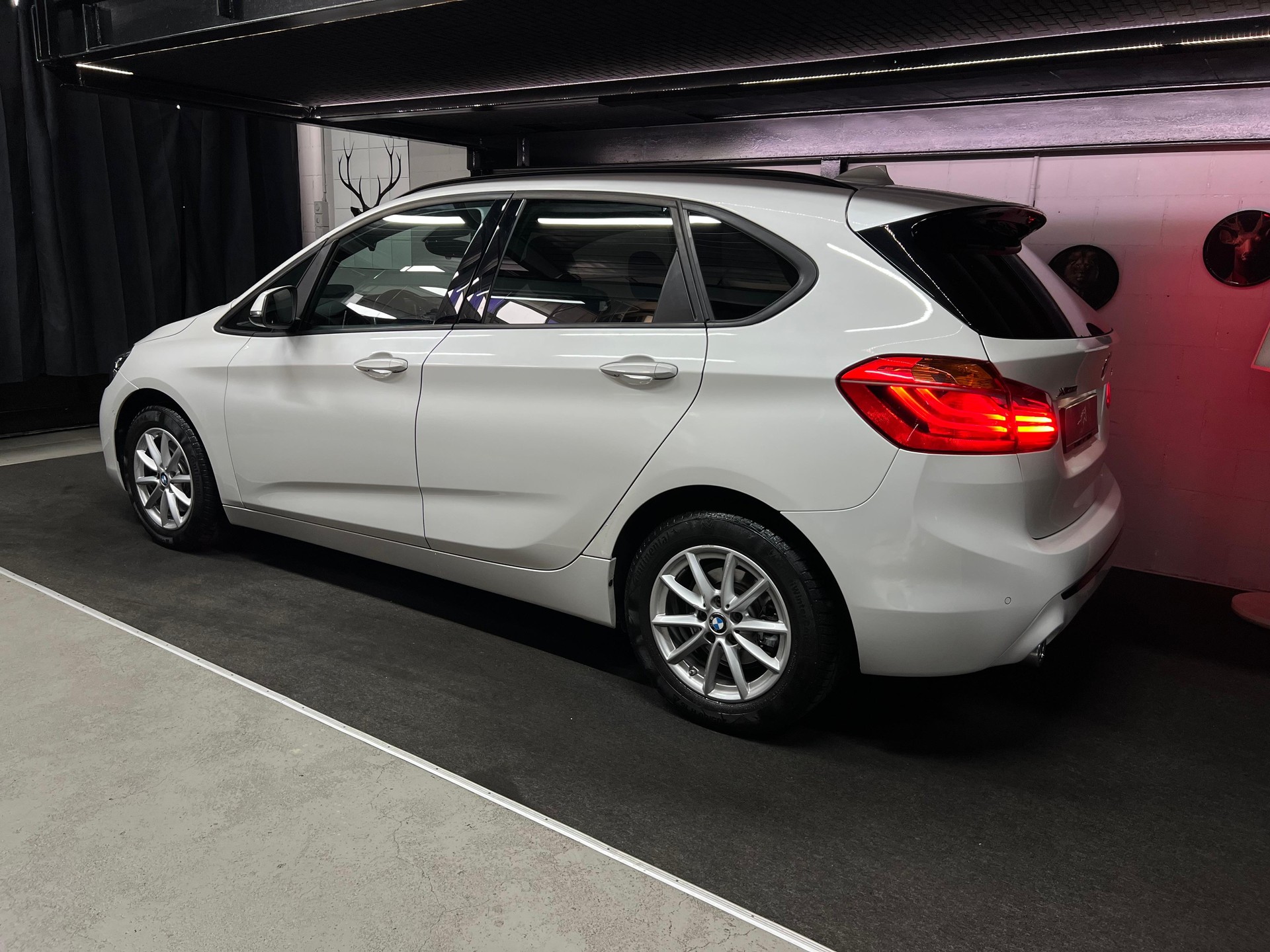 BMW 220d xDrive Active Tourer Steptronic Luxury Line / CH Fahrzeug / Fahrerassitenz /Head-up Display / Gratis Service 10 Jahre-image-2