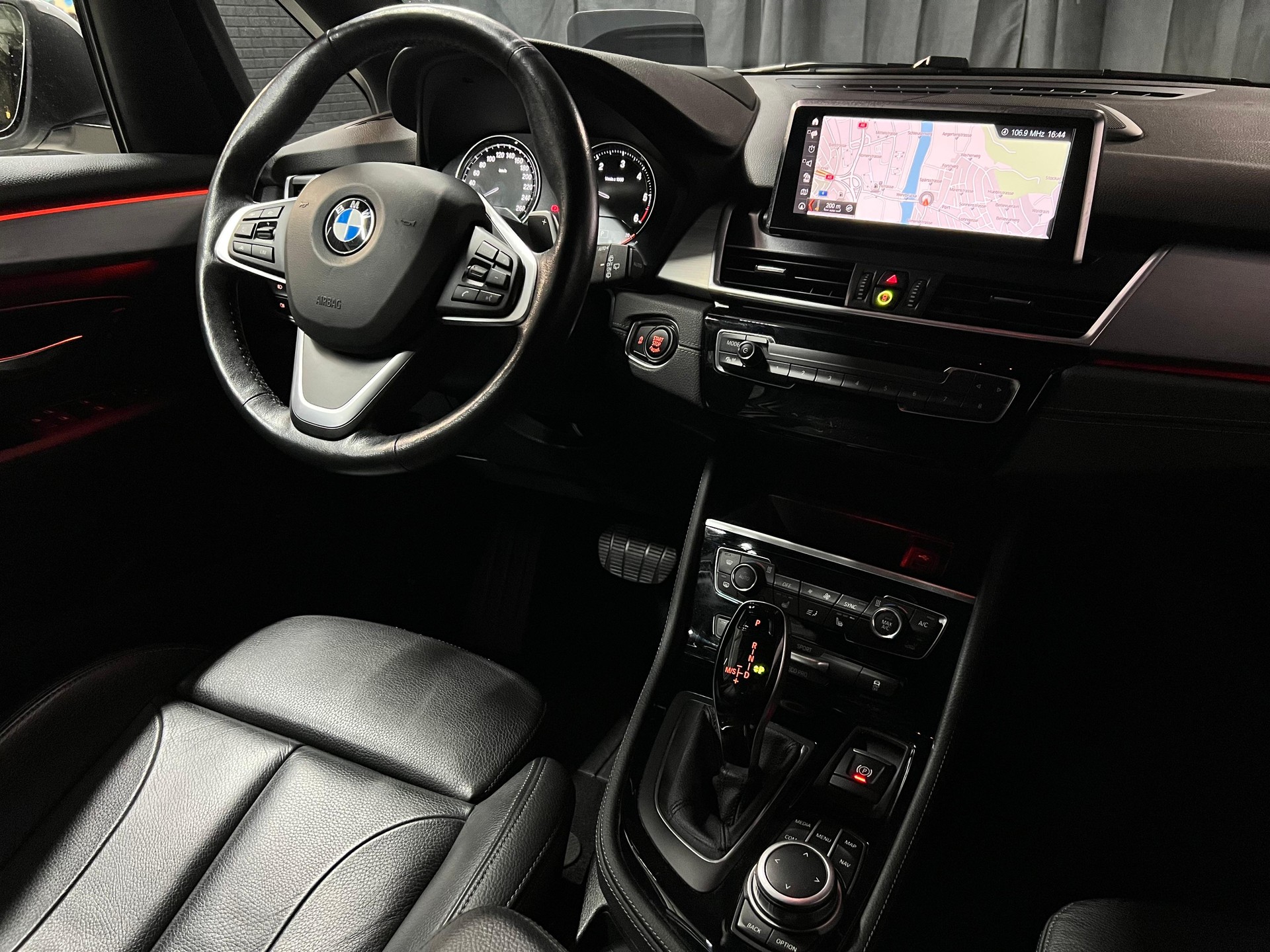 BMW 220d xDrive Active Tourer Steptronic Luxury Line / CH Fahrzeug / Fahrerassitenz /Head-up Display / Gratis Service 10 Jahre-image-9