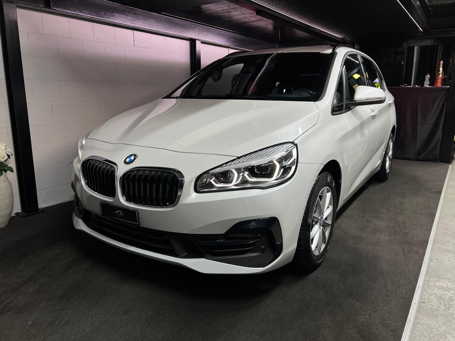 BMW 220d xDrive Active Tourer Steptronic Luxury Line / CH Fahrzeug / Fahrerassitenz /Head-up Display / Gratis Service 10 Jahre-image-1