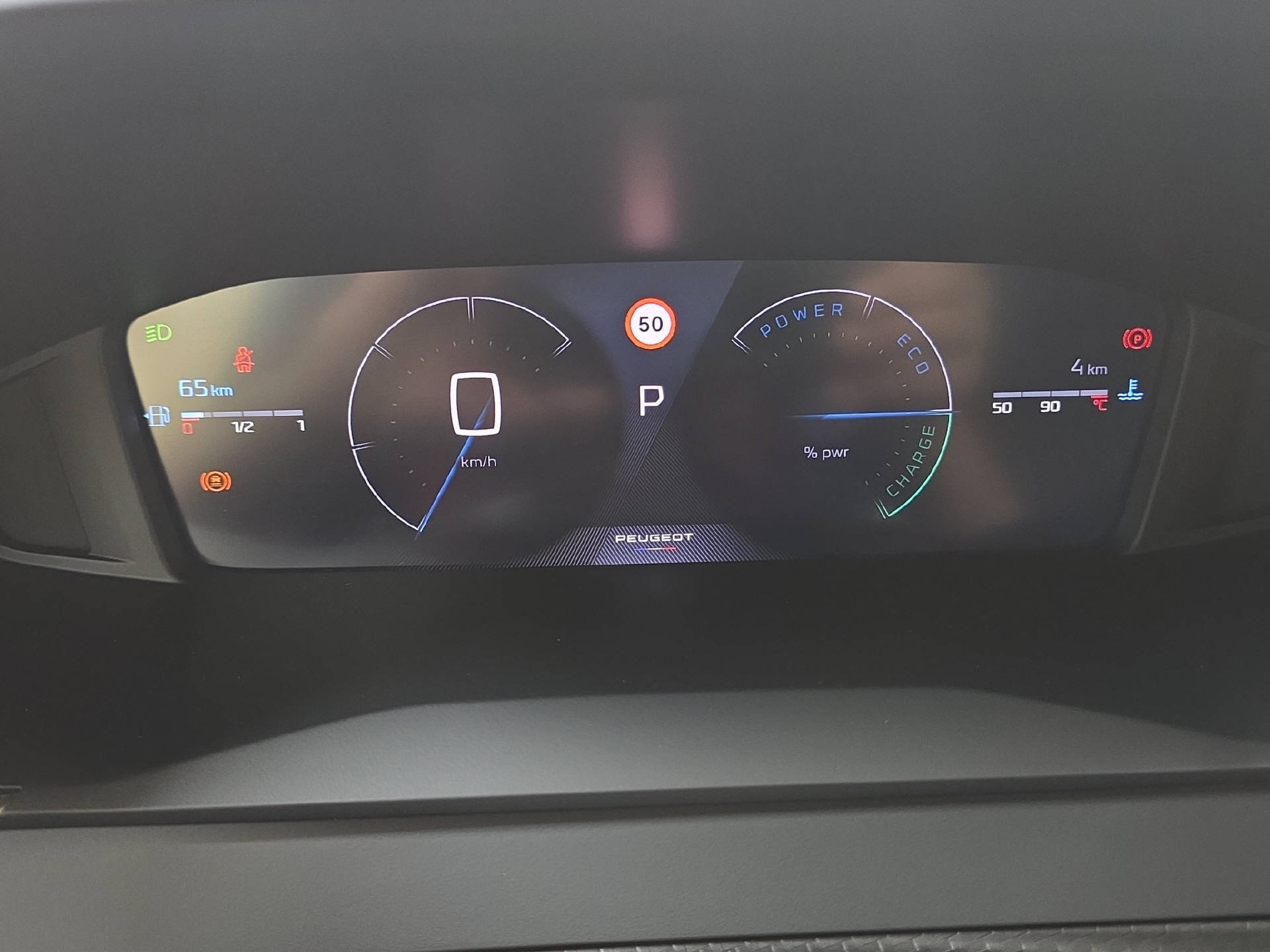 PEUGEOT 208 1.2 Hybrid Allure-image-7