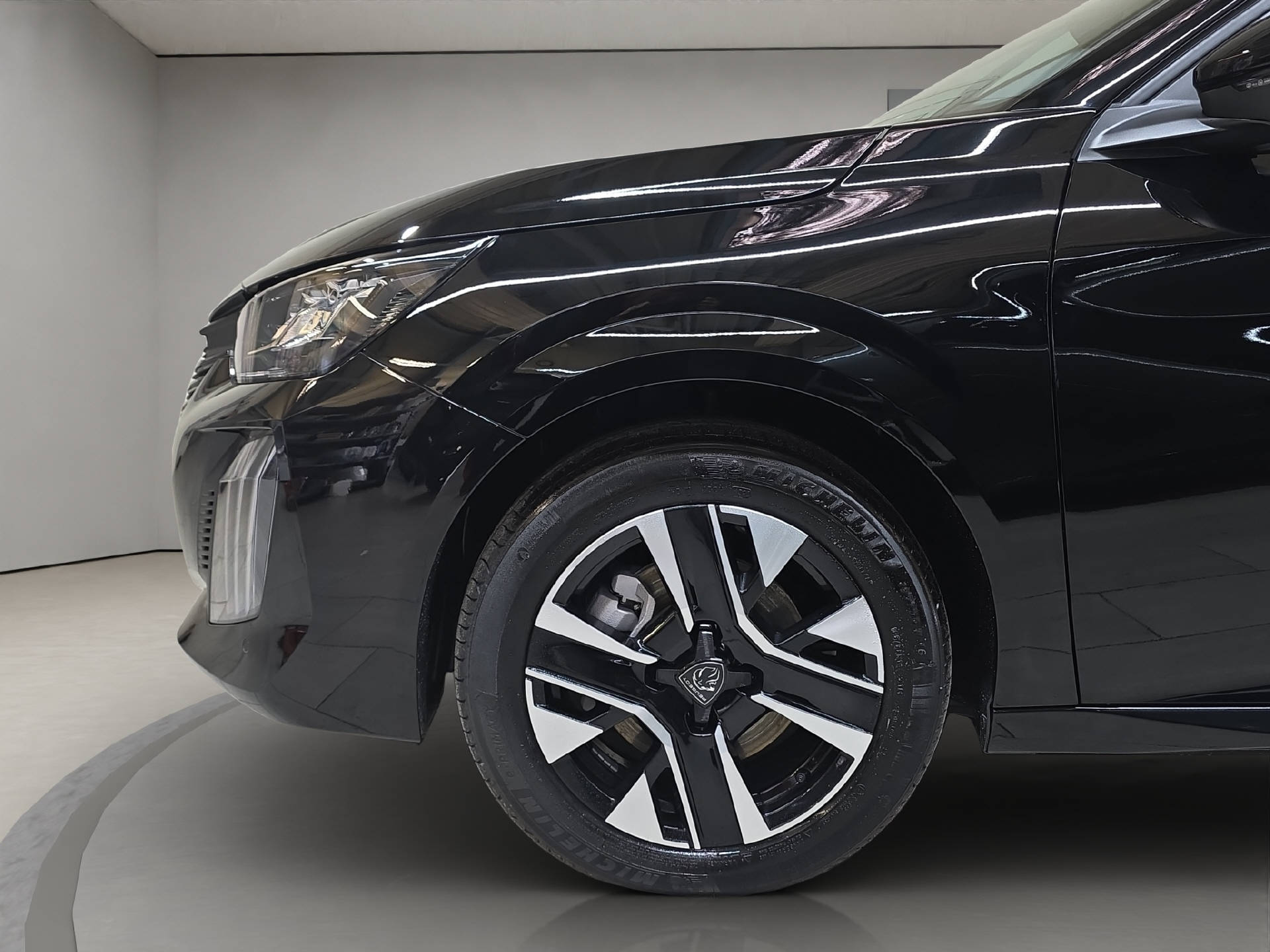 PEUGEOT 208 1.2 Hybrid Allure-image-11