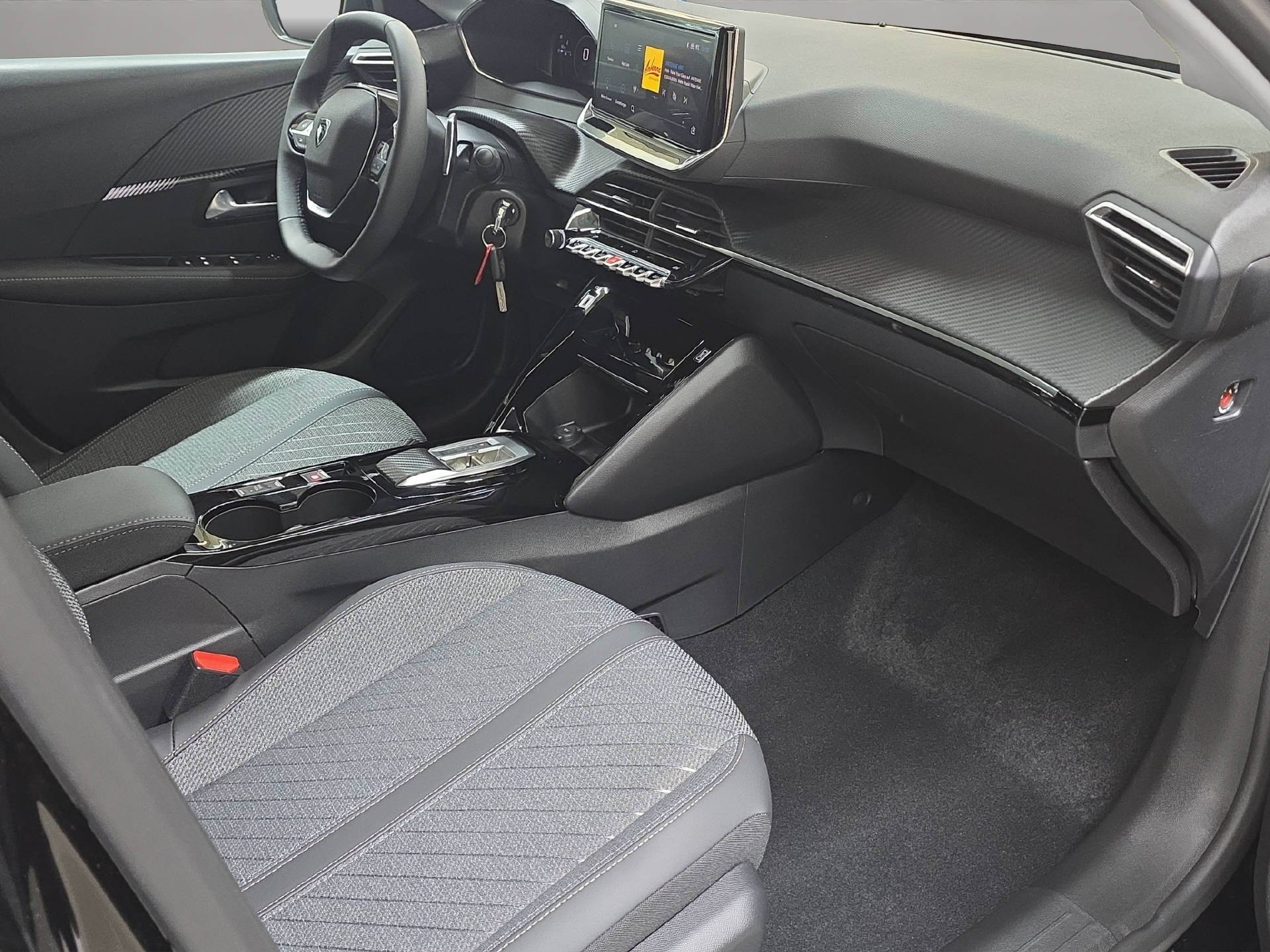 PEUGEOT 208 1.2 Hybrid Allure-image-9