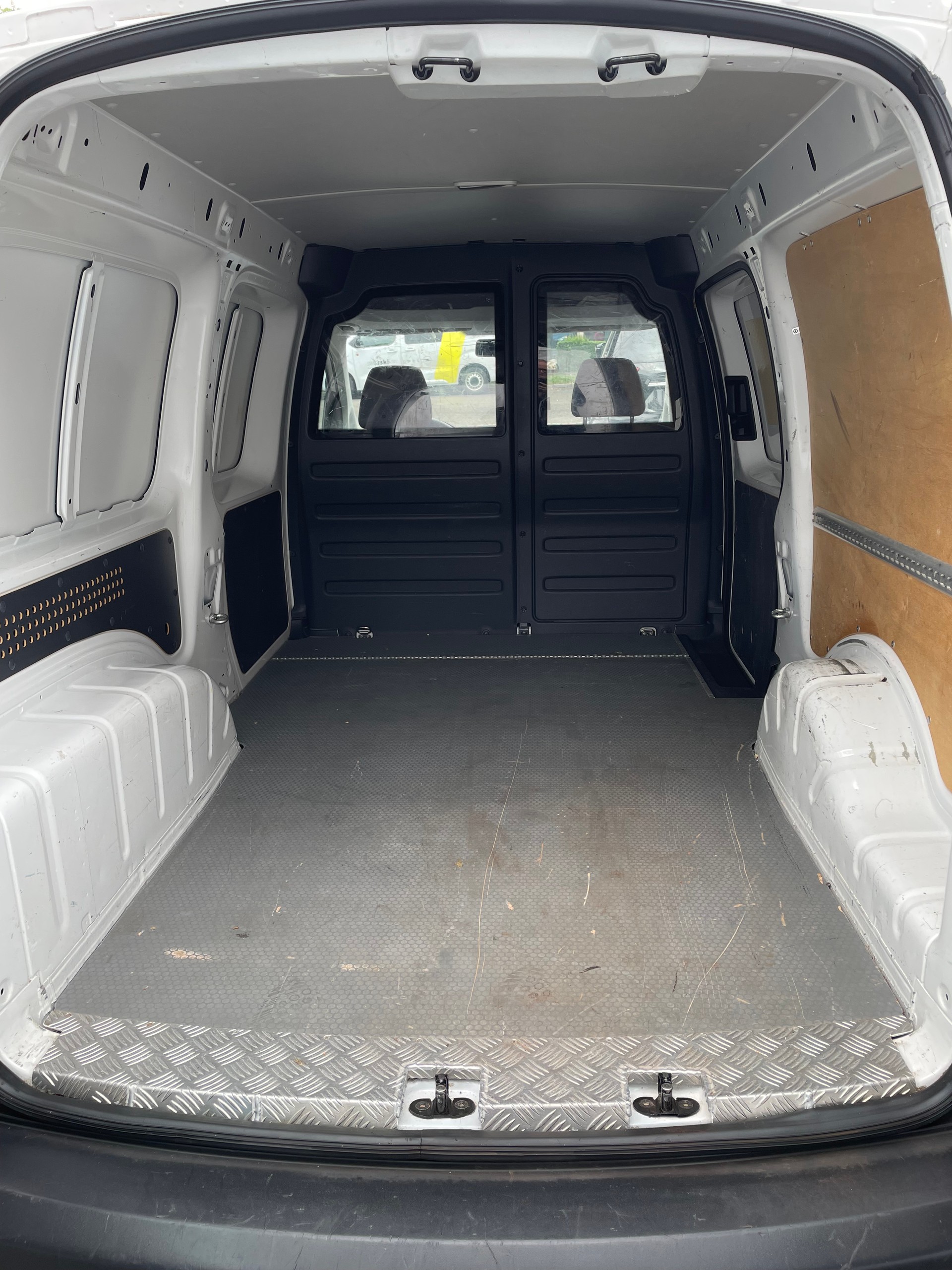 VW Caddy Maxi 1.6 TDI Blue Motion Technology-image-10
