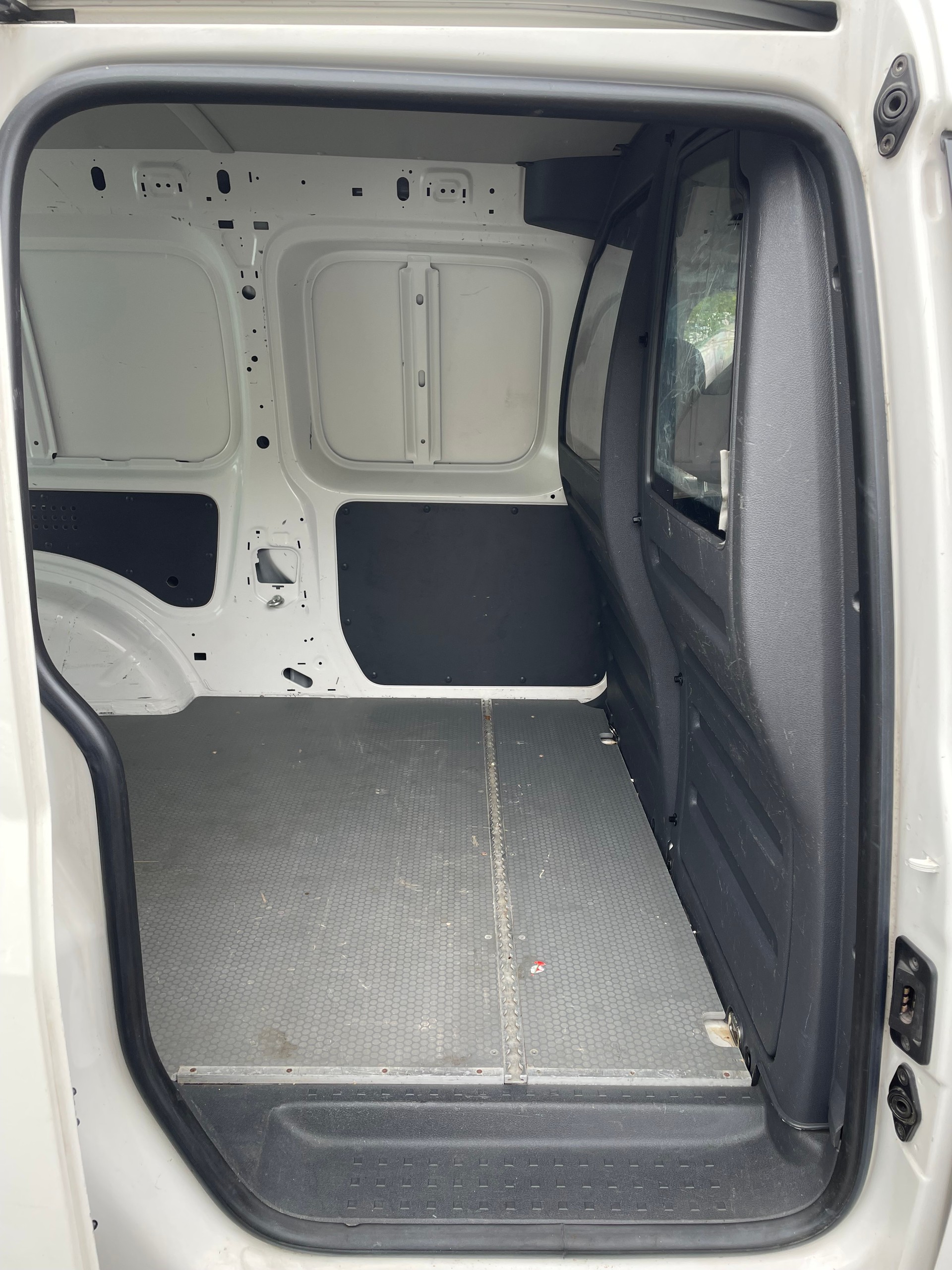 VW Caddy Maxi 1.6 TDI Blue Motion Technology-image-11