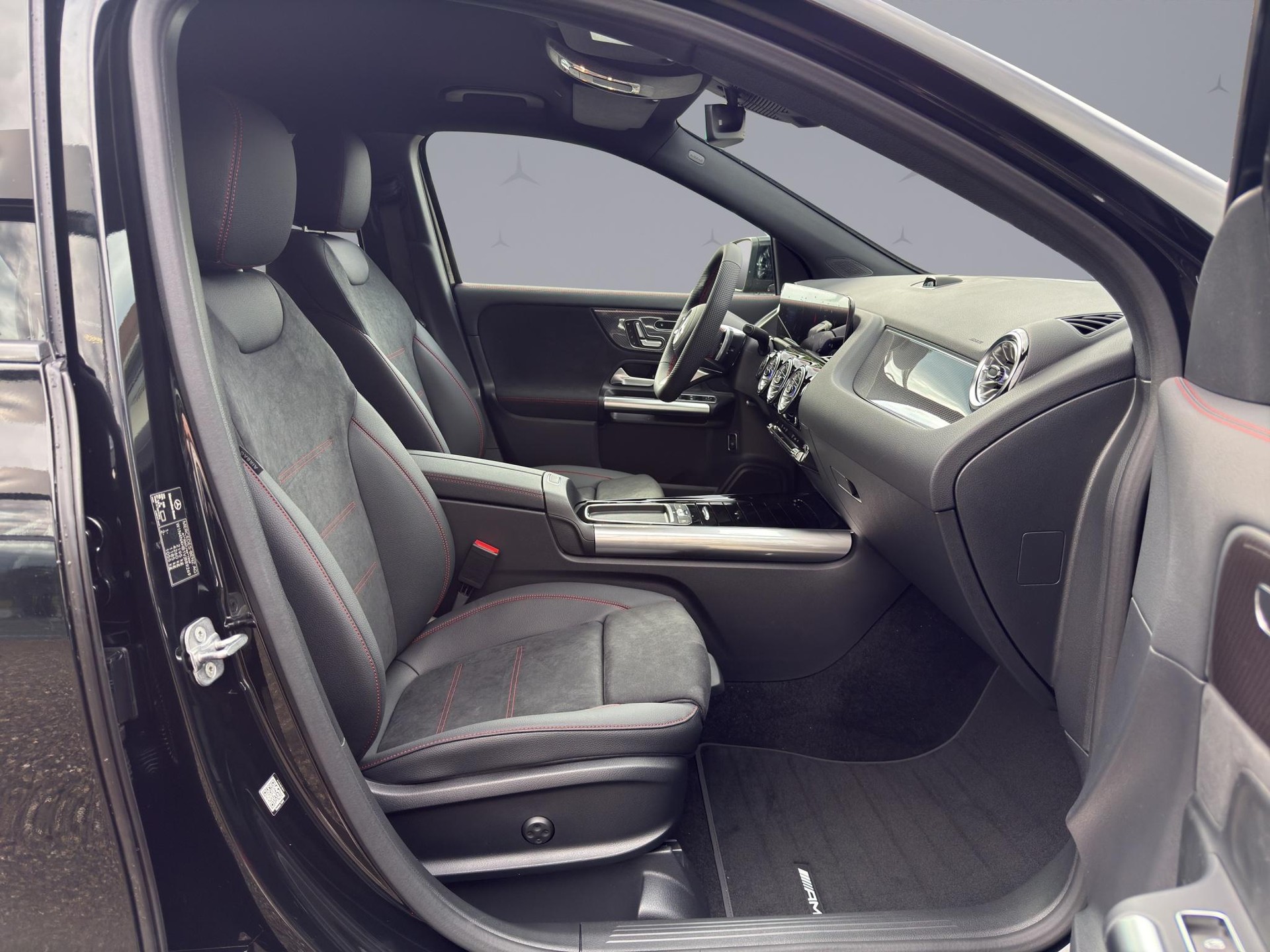 MERCEDES-BENZ GLA 250 Swiss Star AMG Line 4matic-image-22