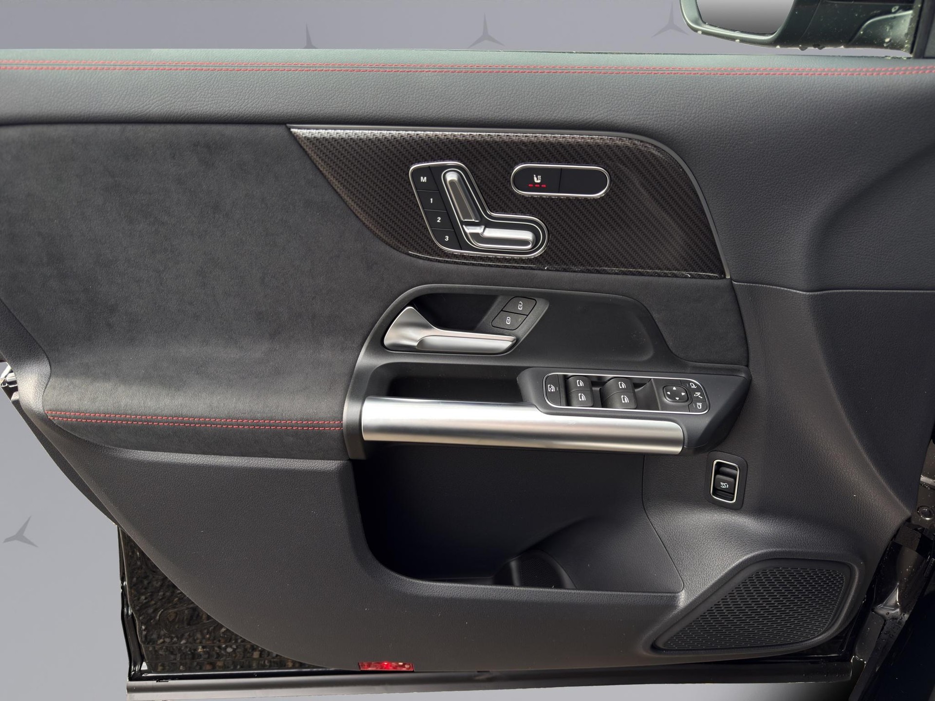 MERCEDES-BENZ GLA 250 Swiss Star AMG Line 4matic-image-23