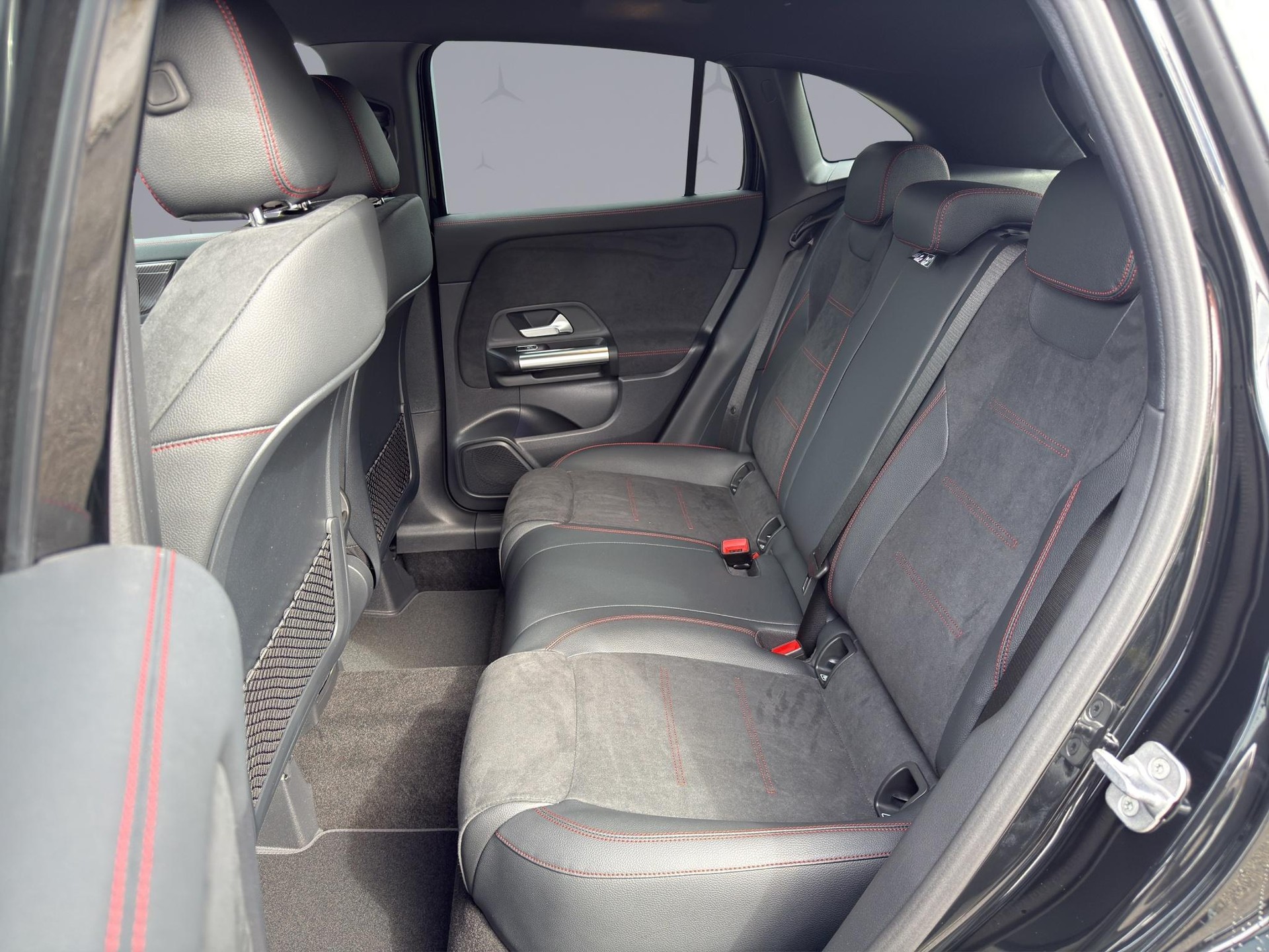 MERCEDES-BENZ GLA 250 Swiss Star AMG Line 4matic-image-12