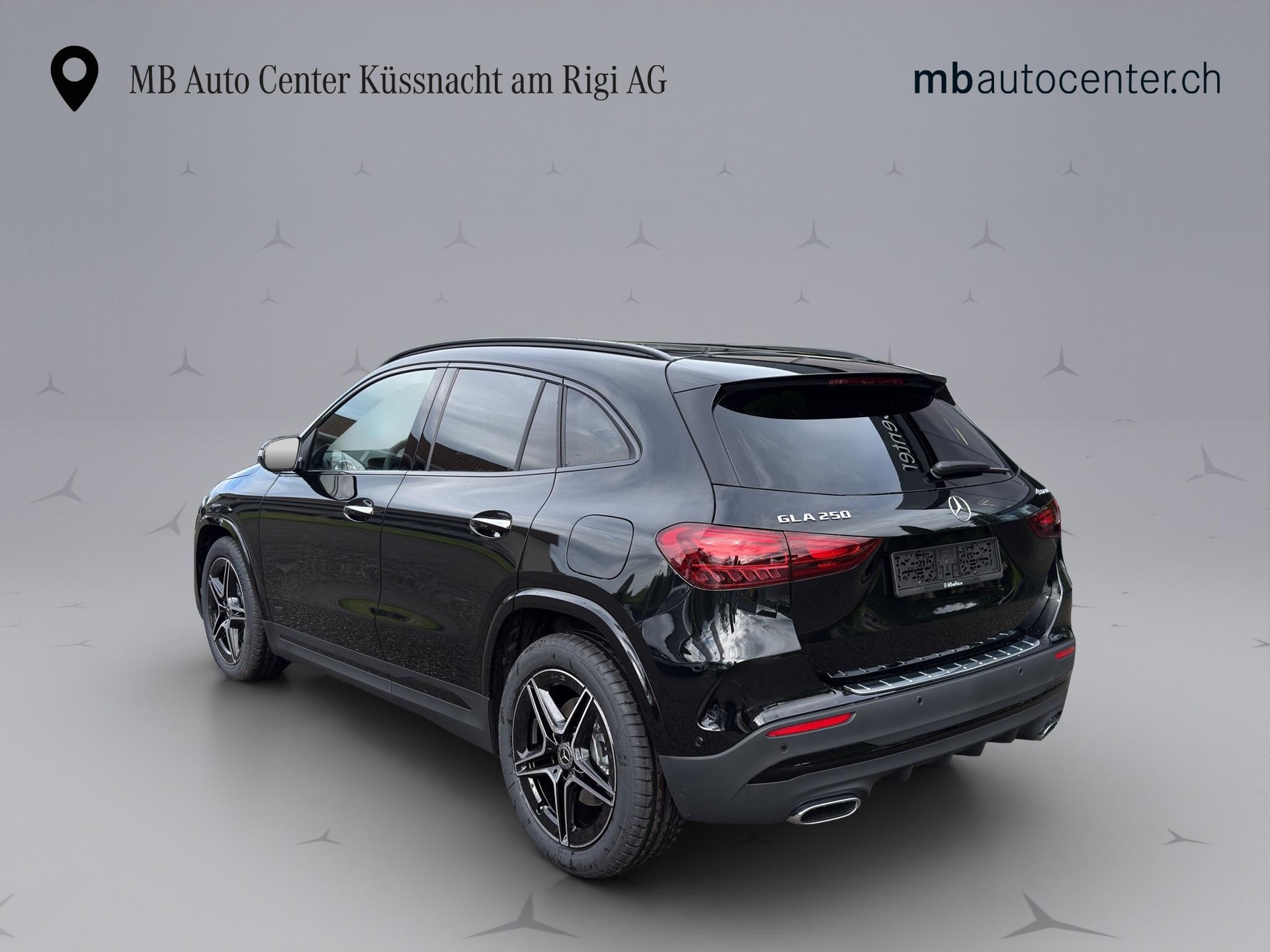 MERCEDES-BENZ GLA 250 Swiss Star AMG Line 4matic-image-4