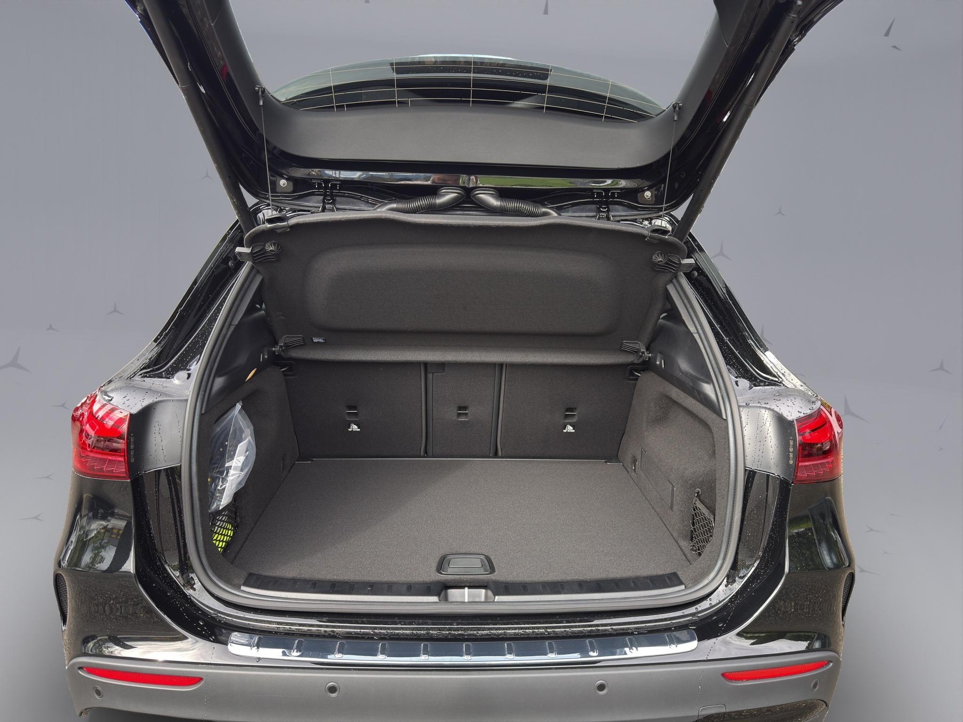 MERCEDES-BENZ GLA 250 Swiss Star AMG Line 4matic-image-17