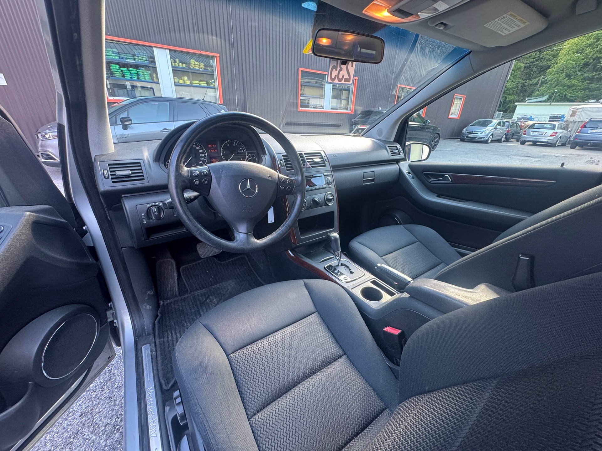 MERCEDES-BENZ B 180 7G-DCT-image-8