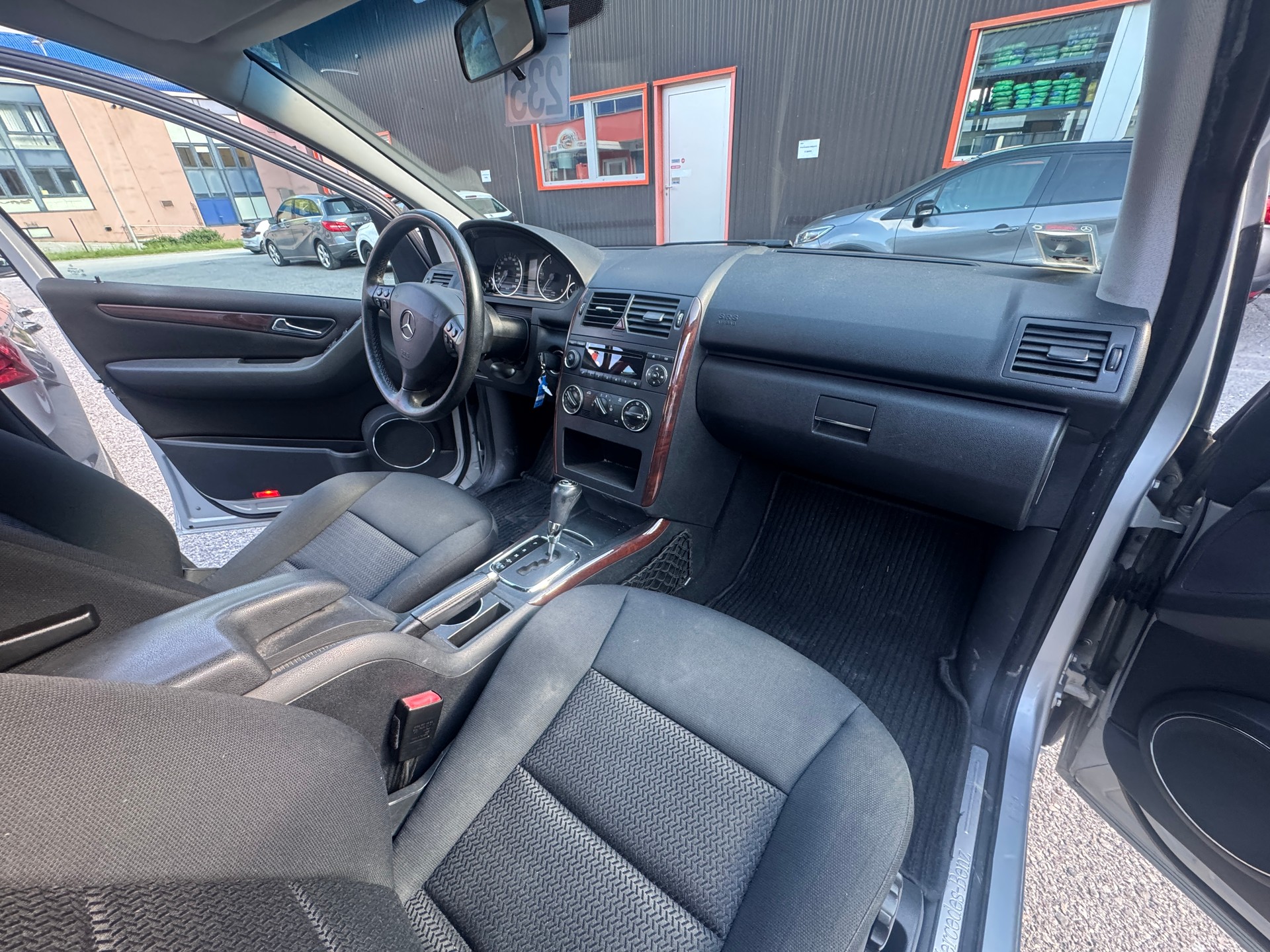 MERCEDES-BENZ B 180 7G-DCT-image-7