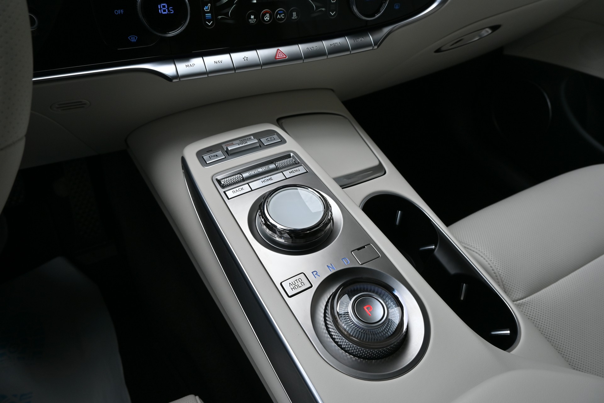GENESIS GV70 Electrified Dual Motor Sport AWD kWh 77,4 490PS 4X4 + AHK 1800kg (CH Auto)-image-22