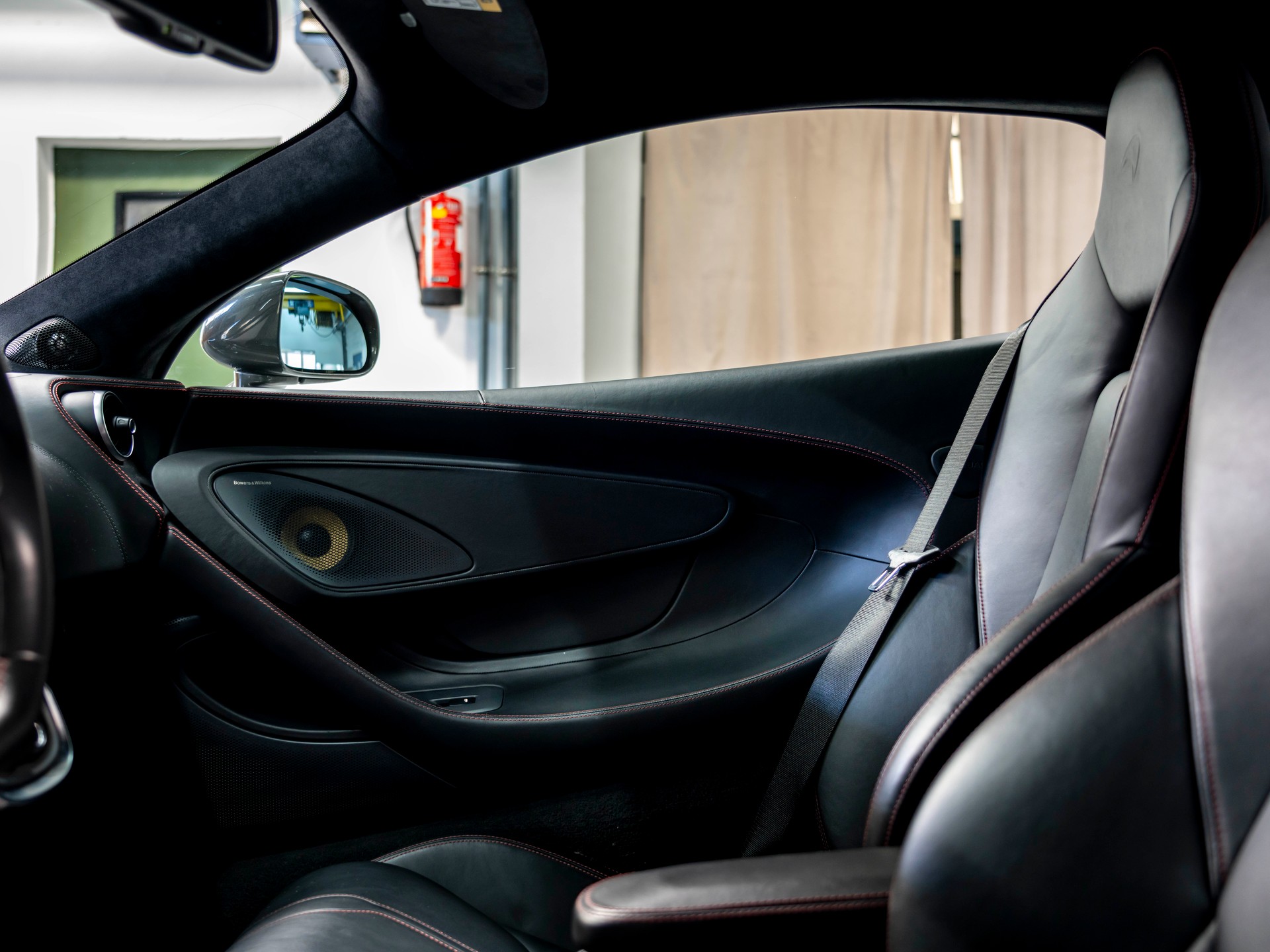 McLAREN 570S Coupé 3.8 V8 SSG-image-17