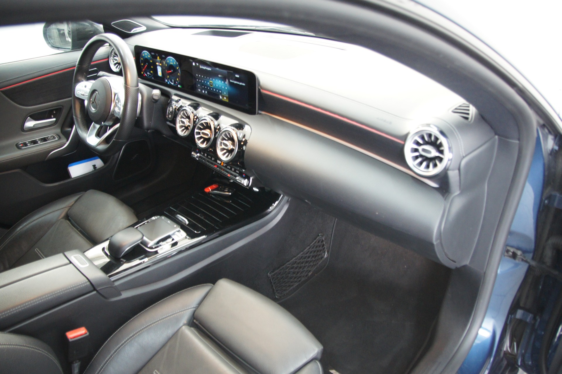MERCEDES-BENZ CLA 200 AMG Line-image-13