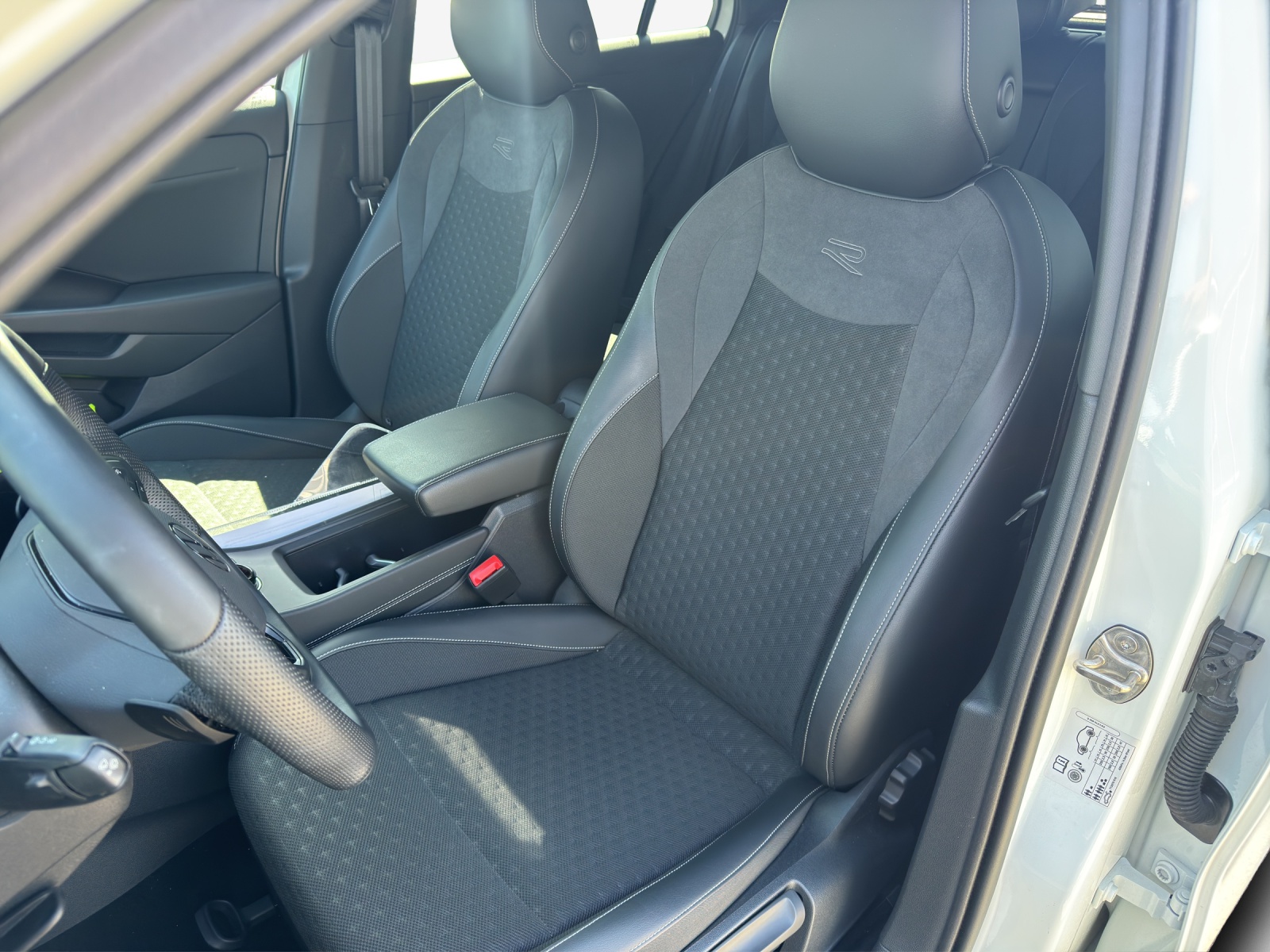 VW T-Roc 1.5 eTSI mHEV R-Line DSG-image-13