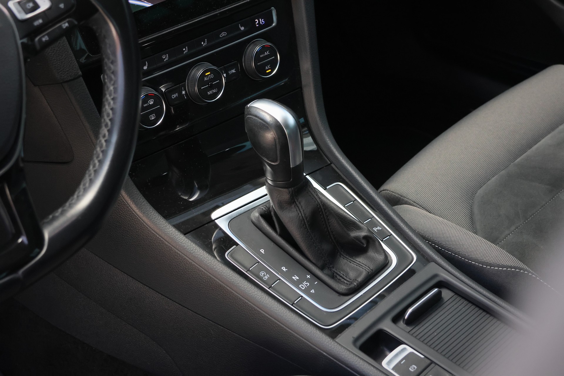 VW Golf 1.5 TSI EVO Highline DSG R-Line-image-11