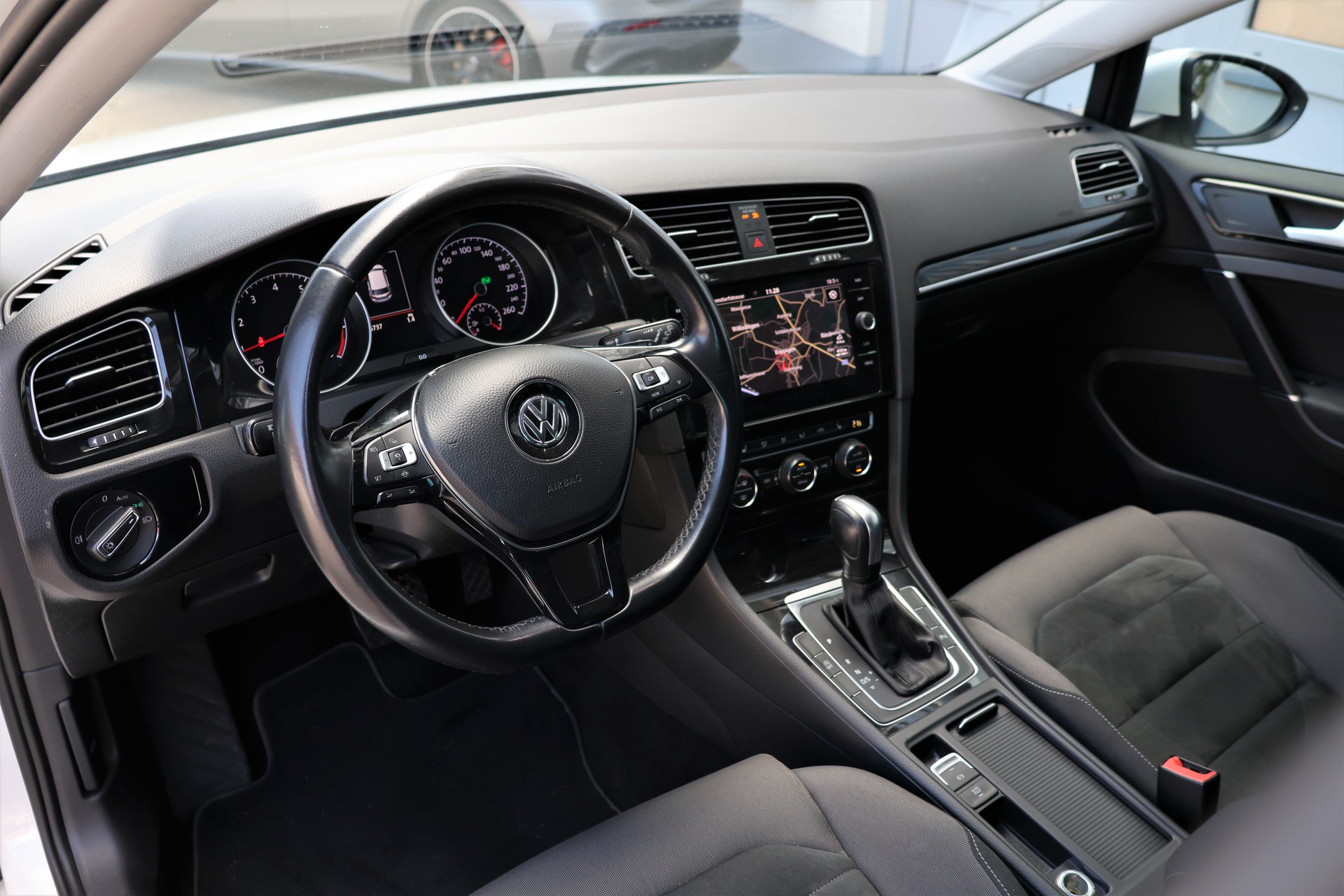VW Golf 1.5 TSI EVO Highline DSG R-Line-image-10