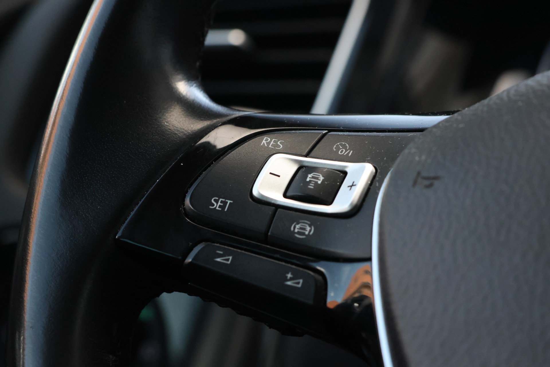 VW Golf 1.5 TSI EVO Highline DSG R-Line-image-16
