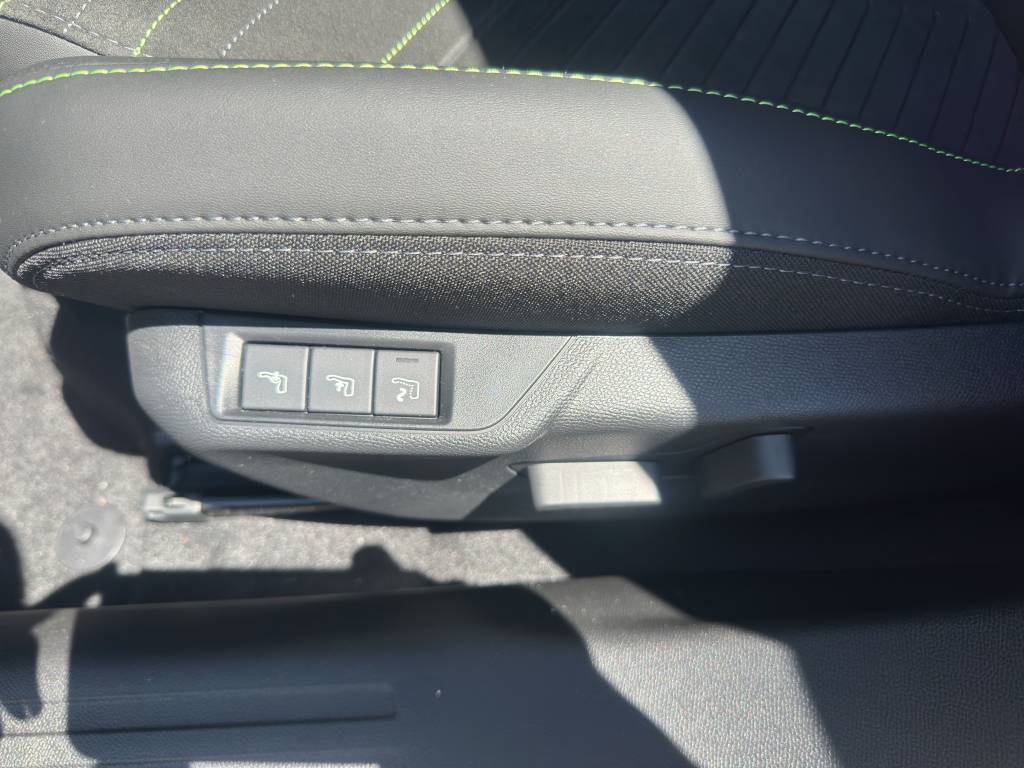 PEUGEOT 2008 1.2 145 MHEV GT-image-11