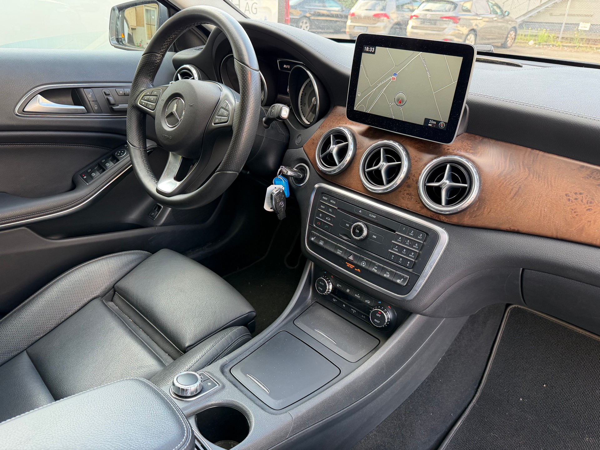 MERCEDES-BENZ GLA 250 Style 4Matic 7G-DCT-image-8