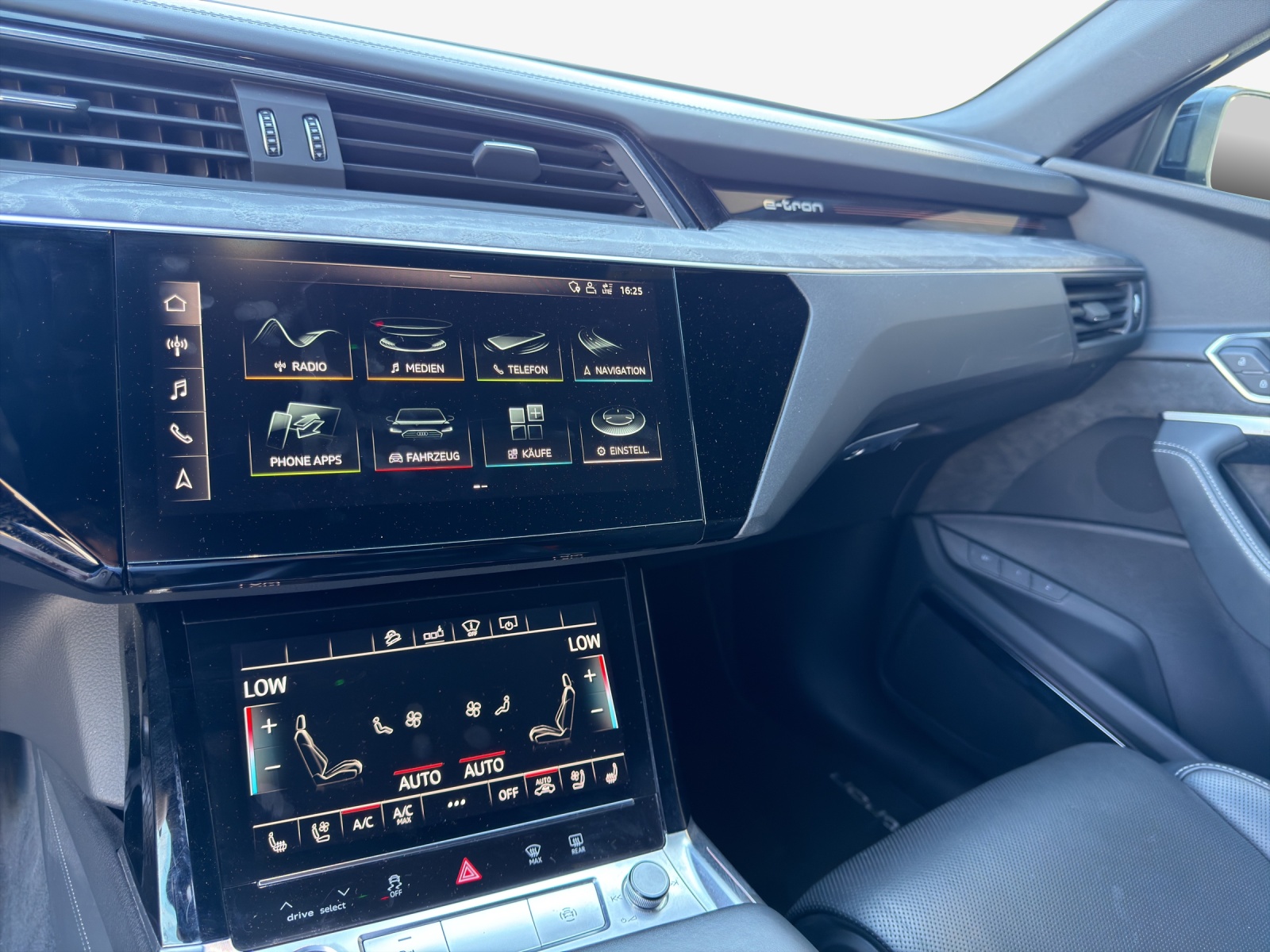 AUDI e-tron 55 Advanced quattro-image-10