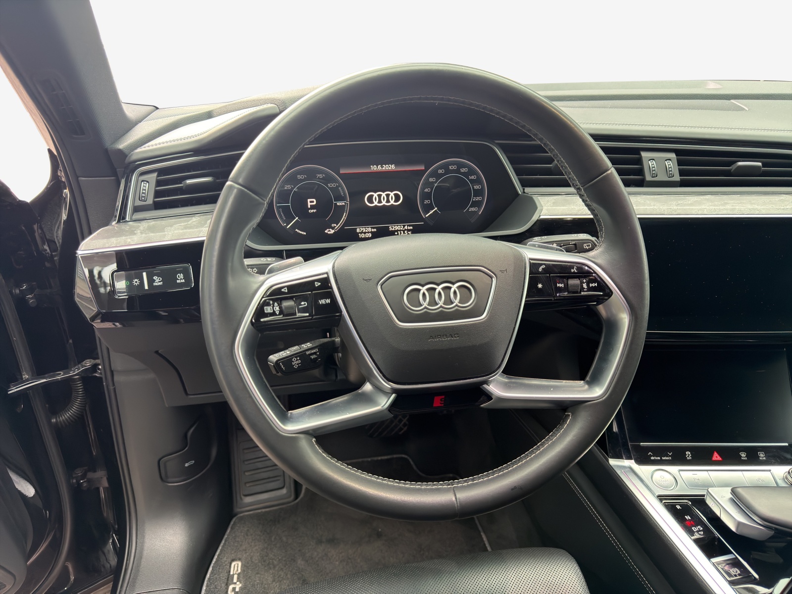 AUDI e-tron 55 Advanced quattro-image-10
