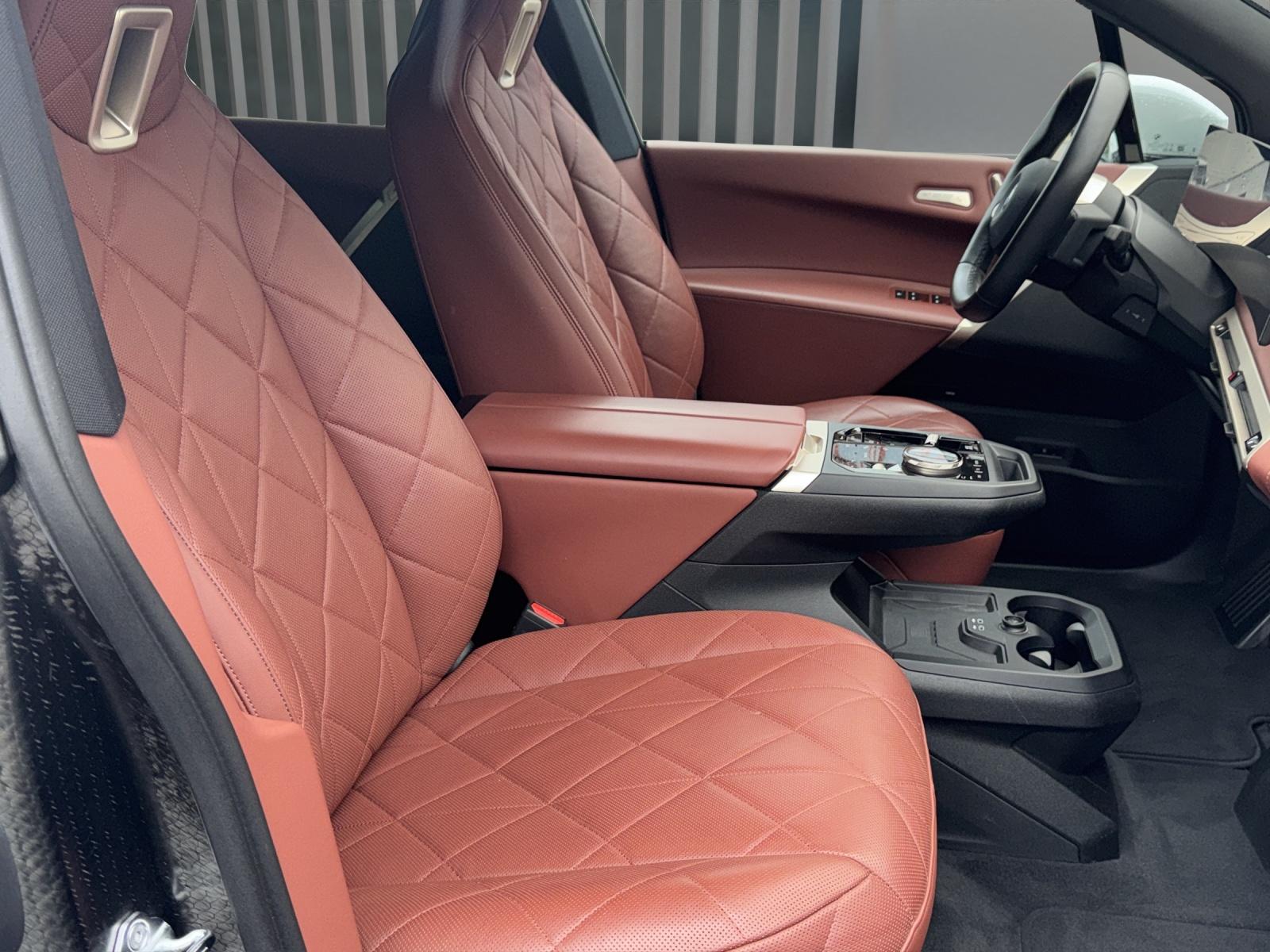 BMW iX xDrive40 SPORTPAKET-image-18