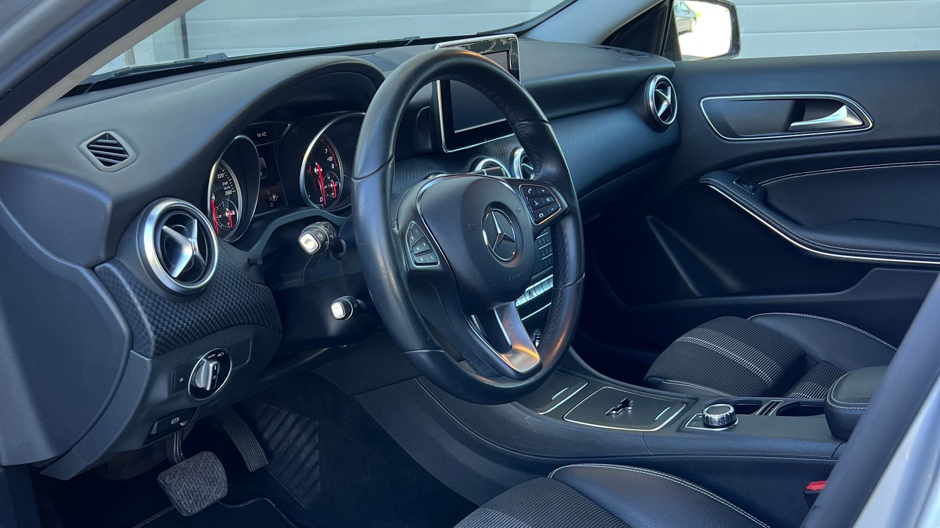 MERCEDES-BENZ A 180 Night Star 7G-DCT-image-7