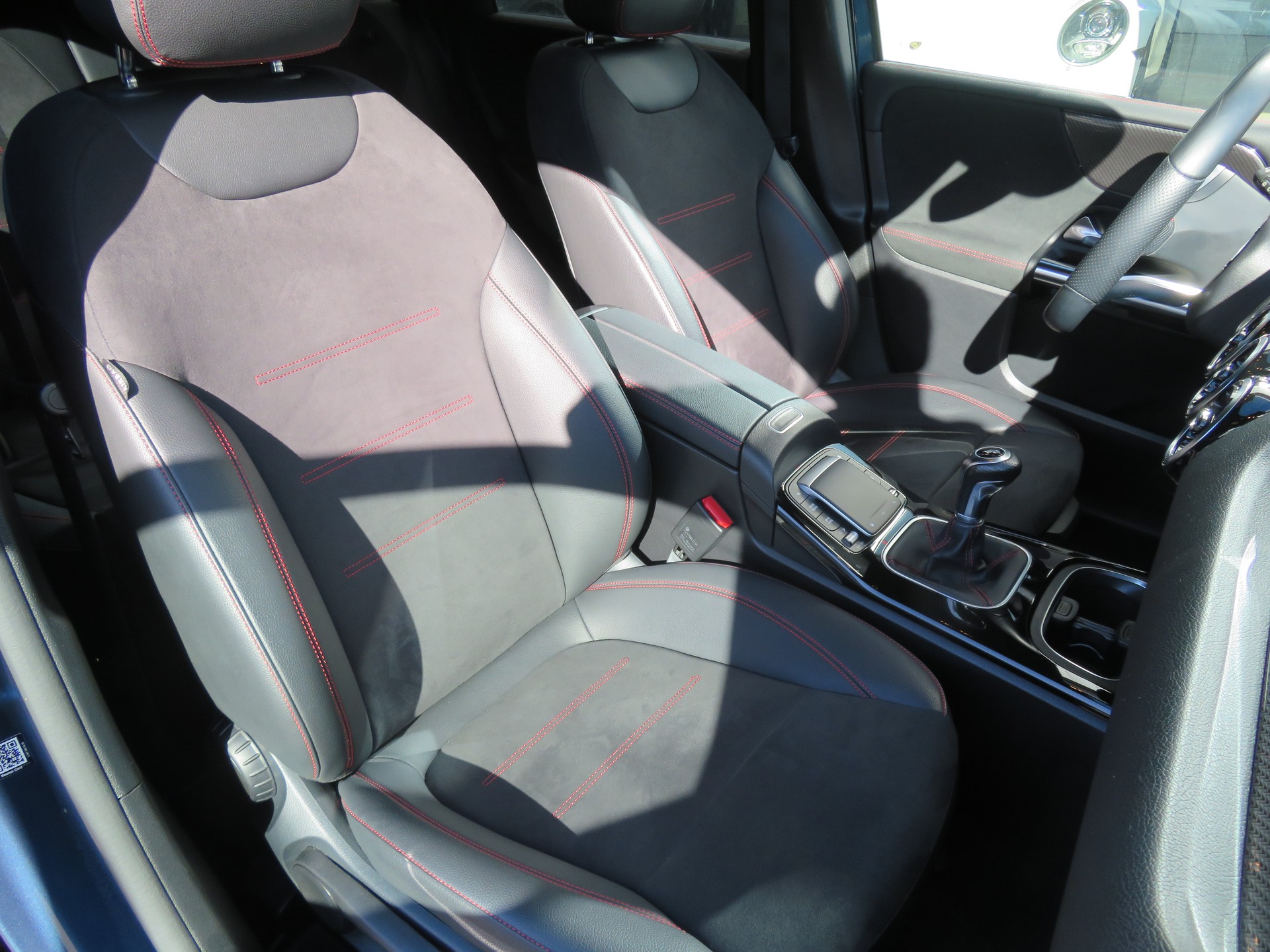 MERCEDES-BENZ B 200 AMG Line-image-9