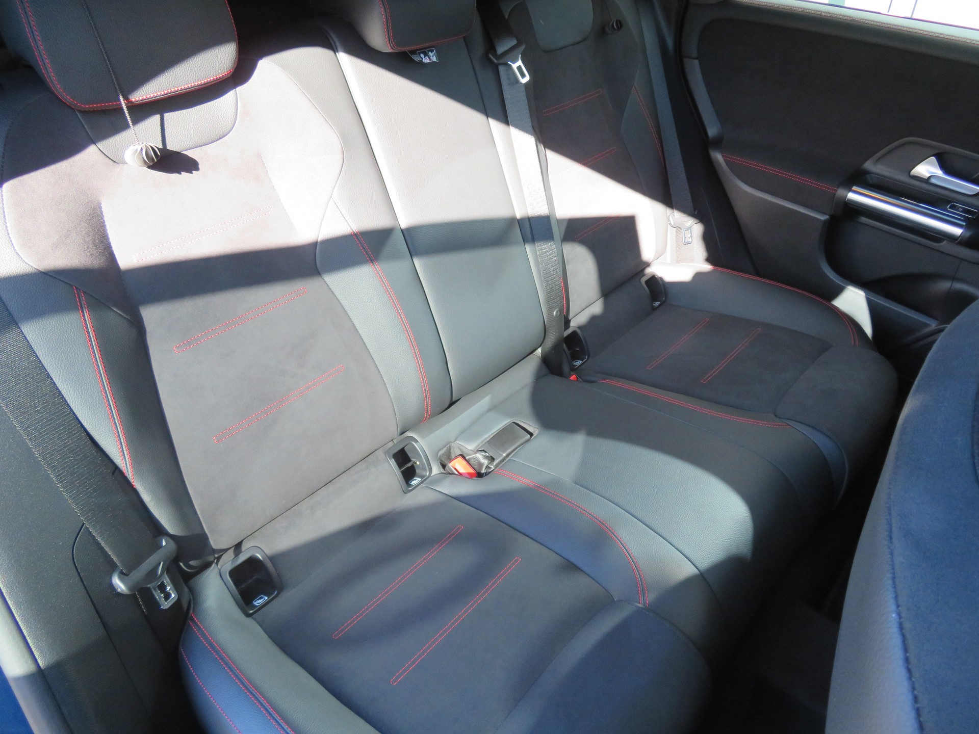 MERCEDES-BENZ B 200 AMG Line-image-10