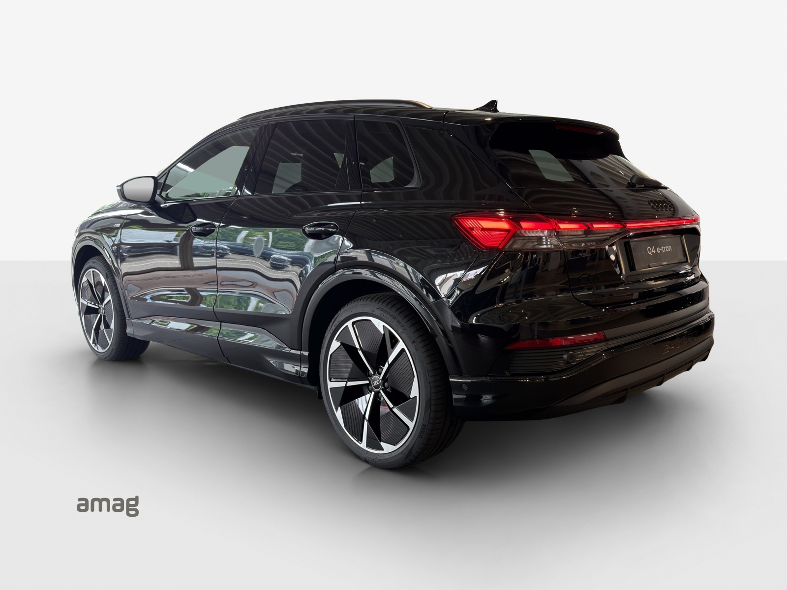 AUDI Q4 e-tron 45 Attraction quattro-image-2