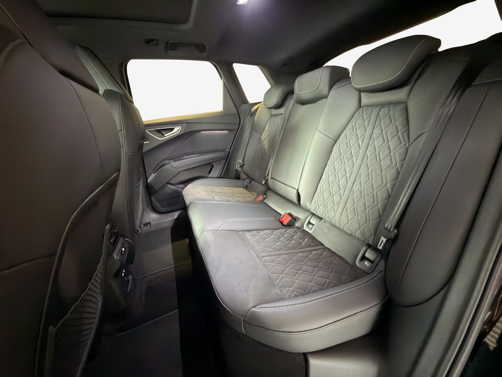 AUDI Q4 e-tron 45 Attraction quattro-image-11