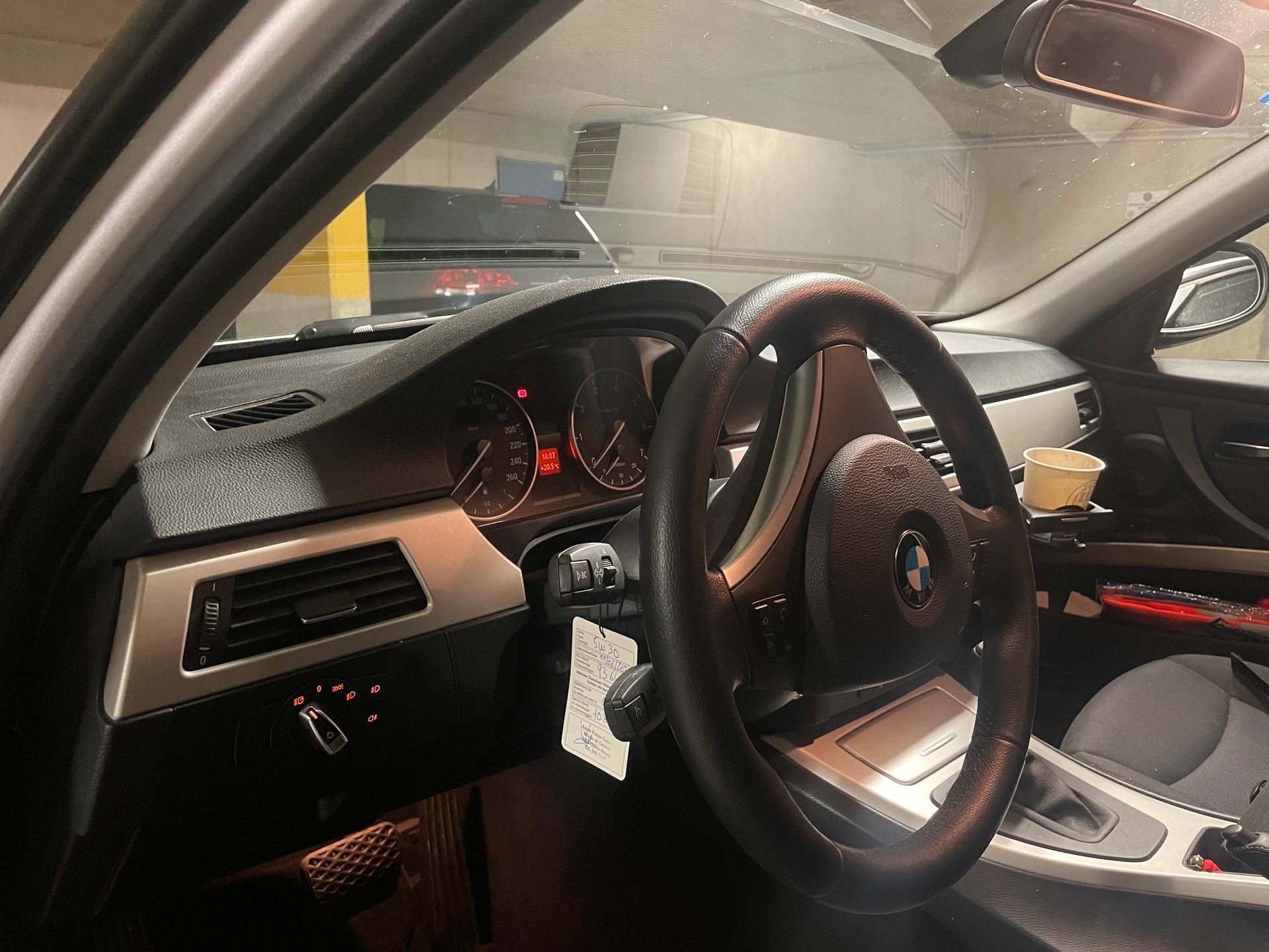 BMW 318i-image-1