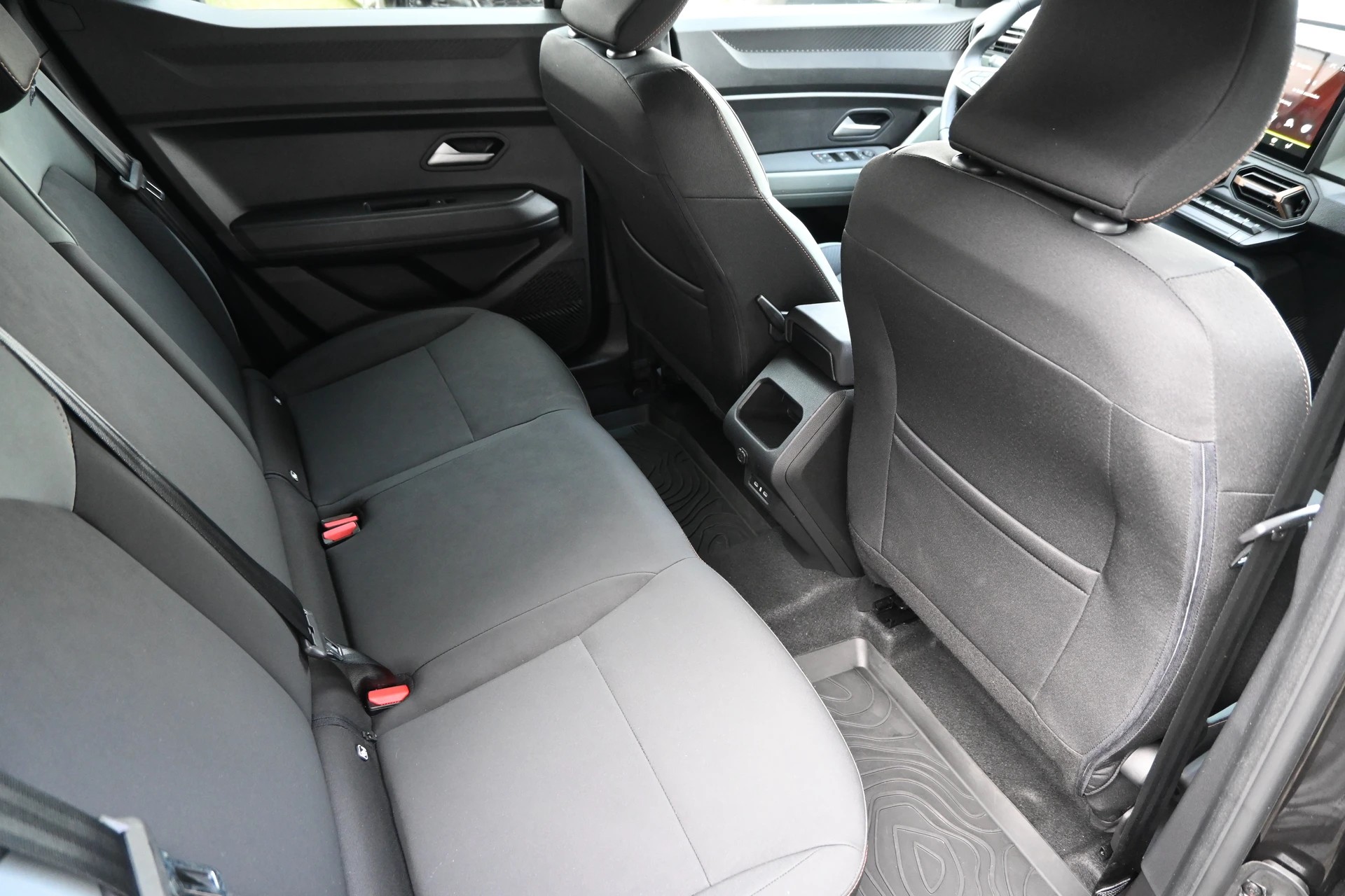 DACIA Duster 1.6 HEV 140PS Extreme+ Automat-image-14