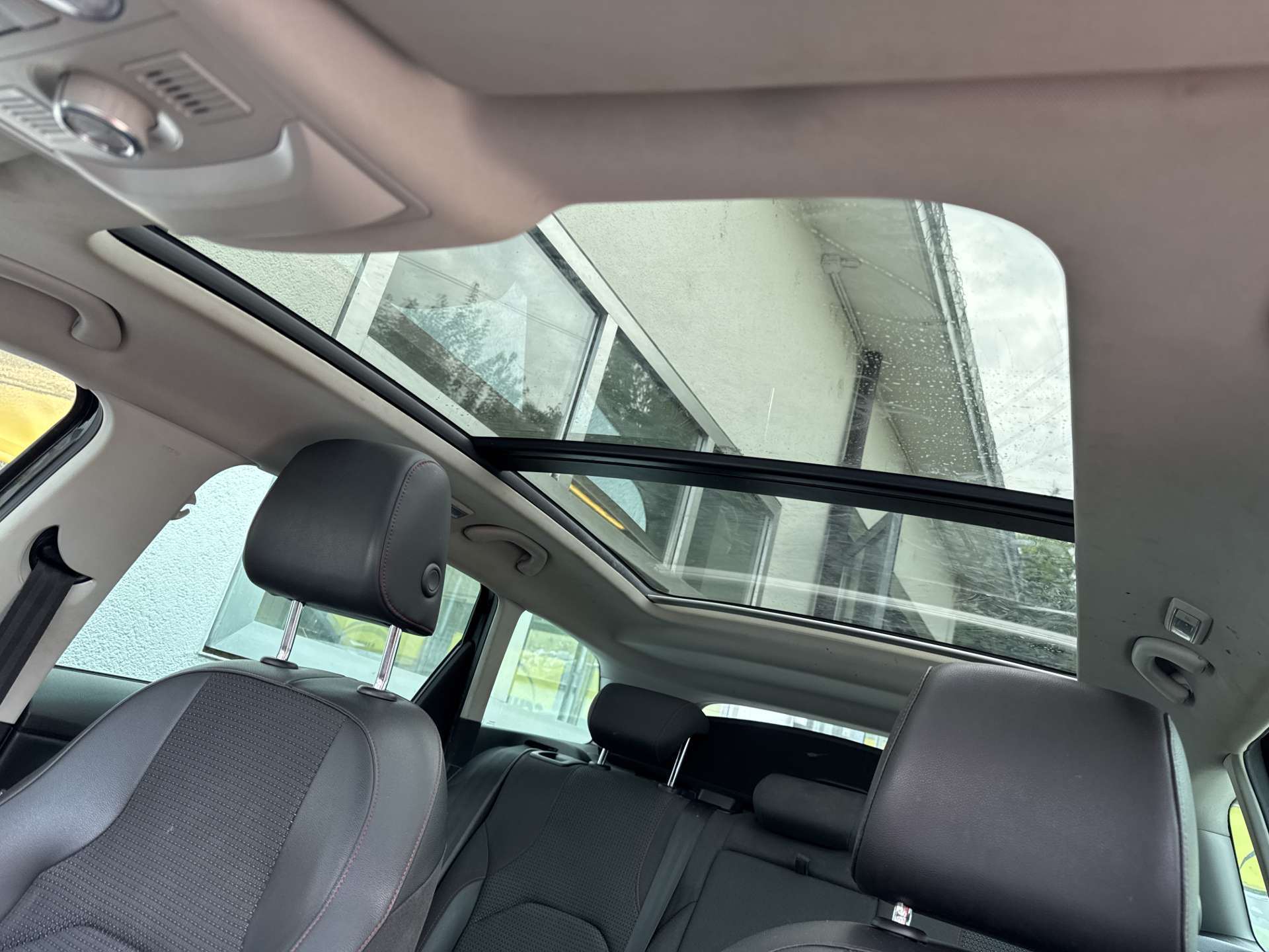 SEAT Leon ST 2.0 TDi FR DSG-Automat 184PS-image-13