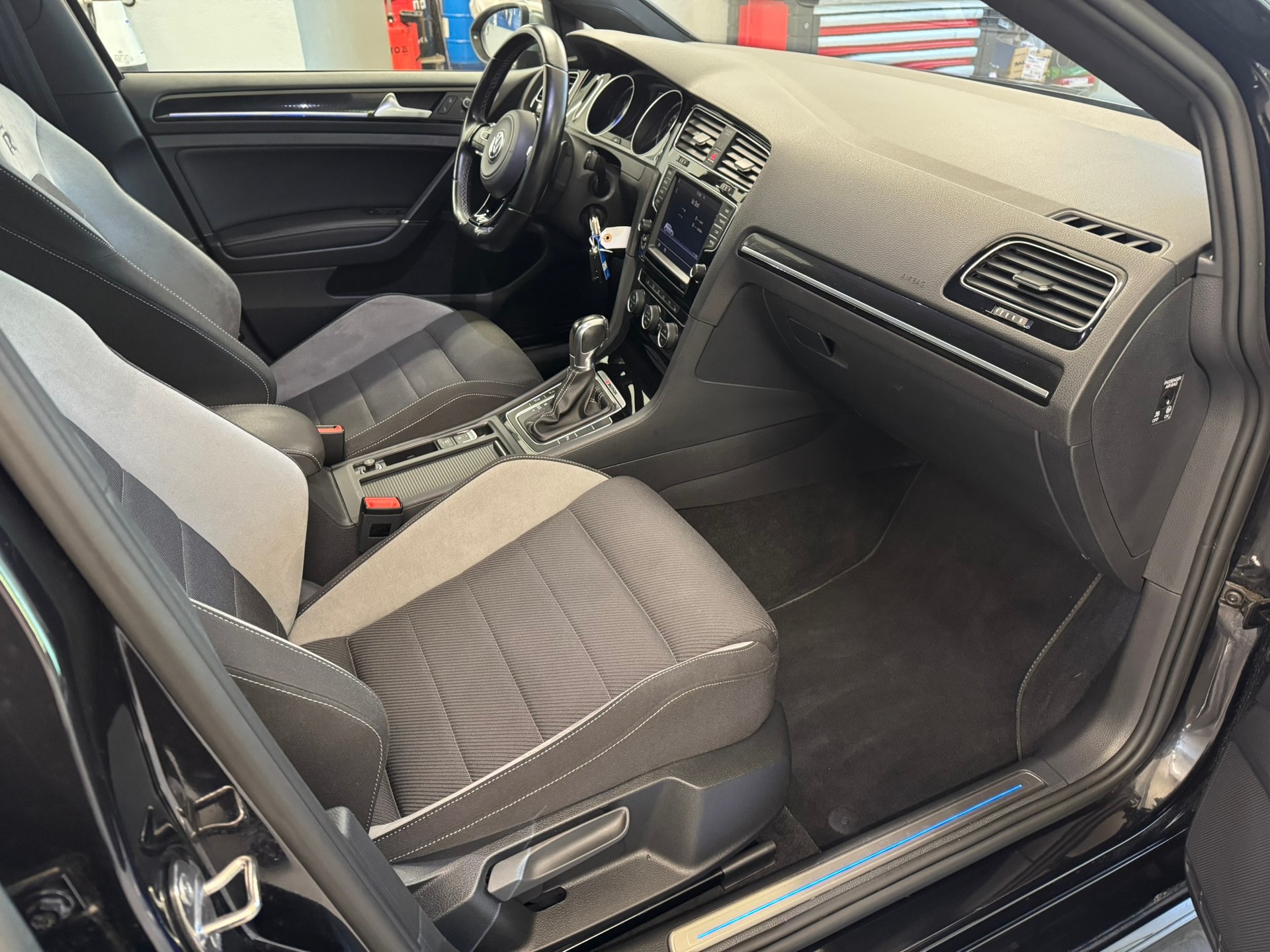 VW Golf 2.0 TSI R 4Motion DSG-image-8