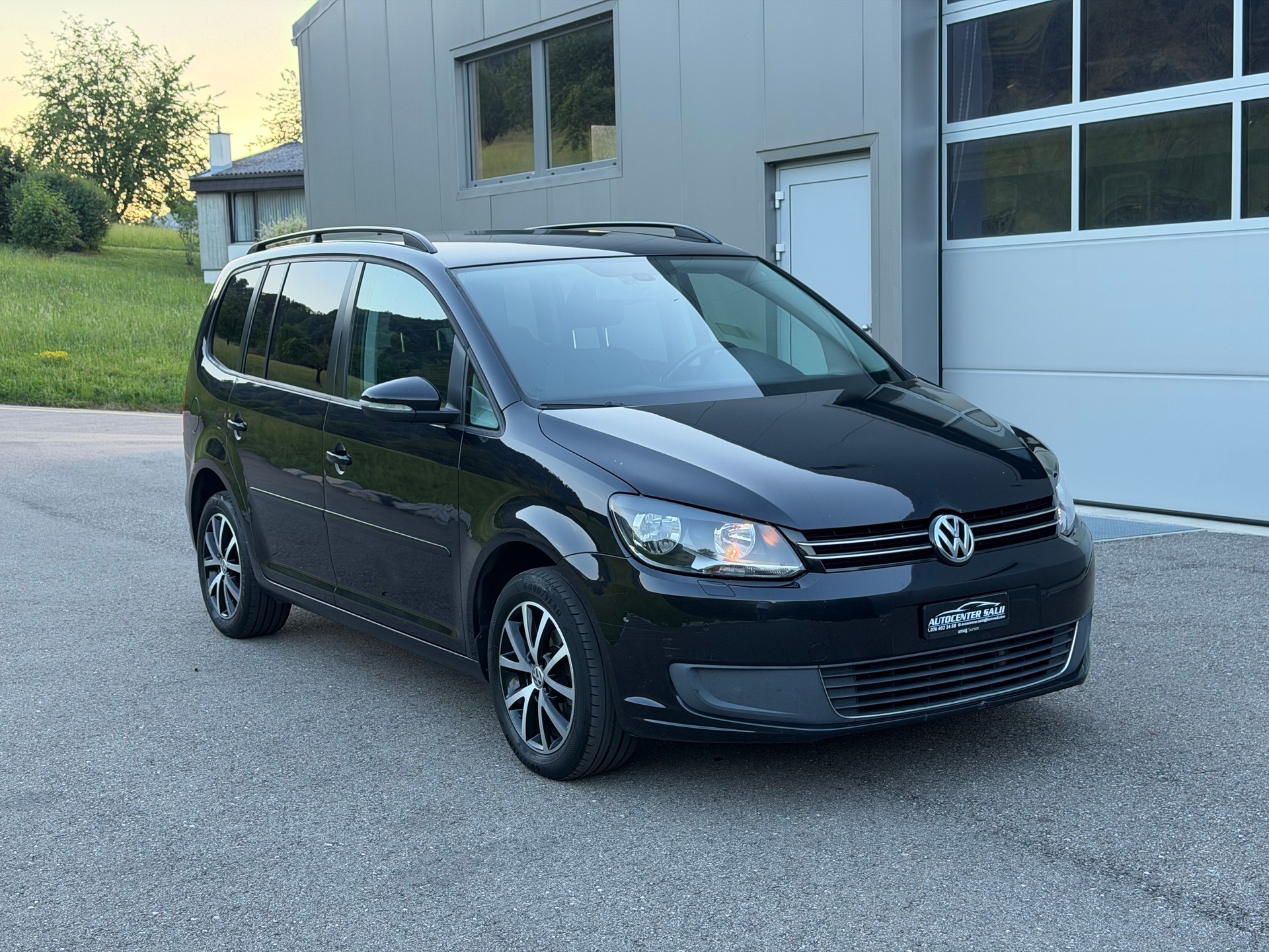 VW Touran 1.6 TDI Highline-image-2