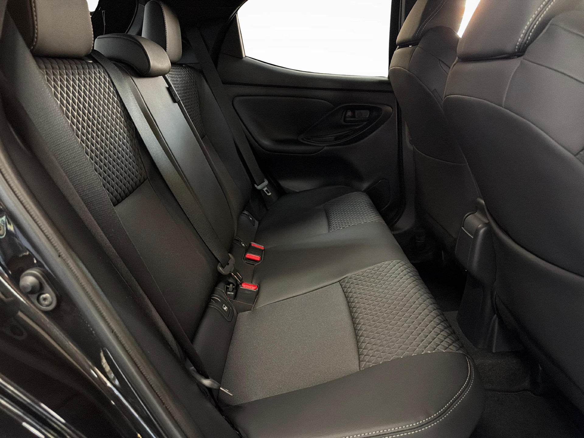TOYOTA Yaris 1.5 VVT-i HSD Premium-image-11