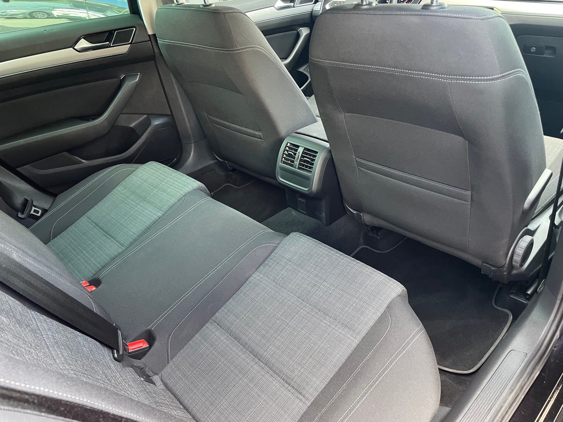 VW Passat 2.0 TDI BMT Business DSG-image-10