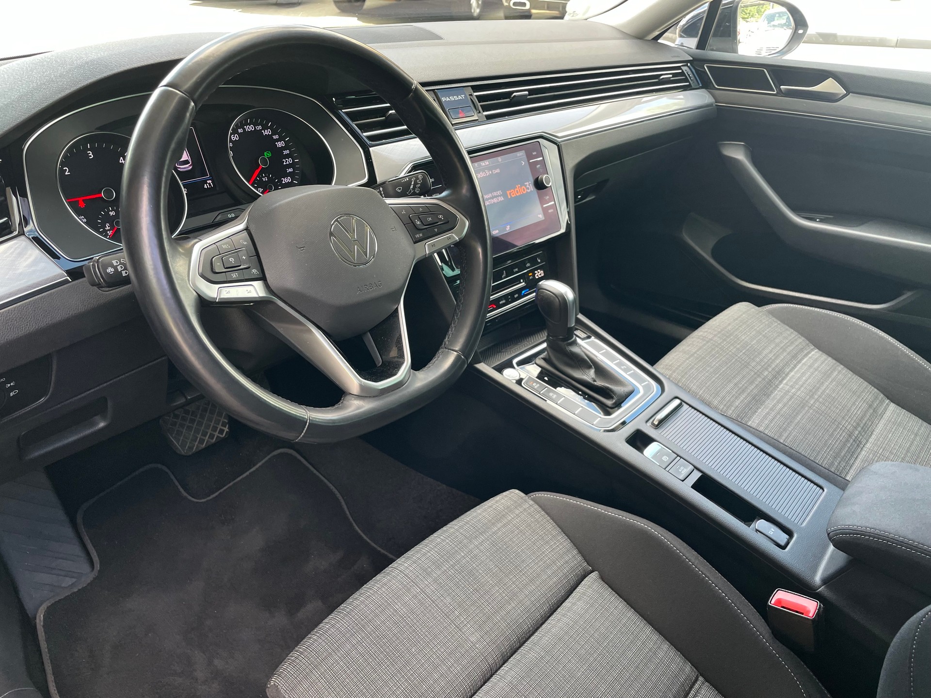 VW Passat 2.0 TDI BMT Business DSG-image-2