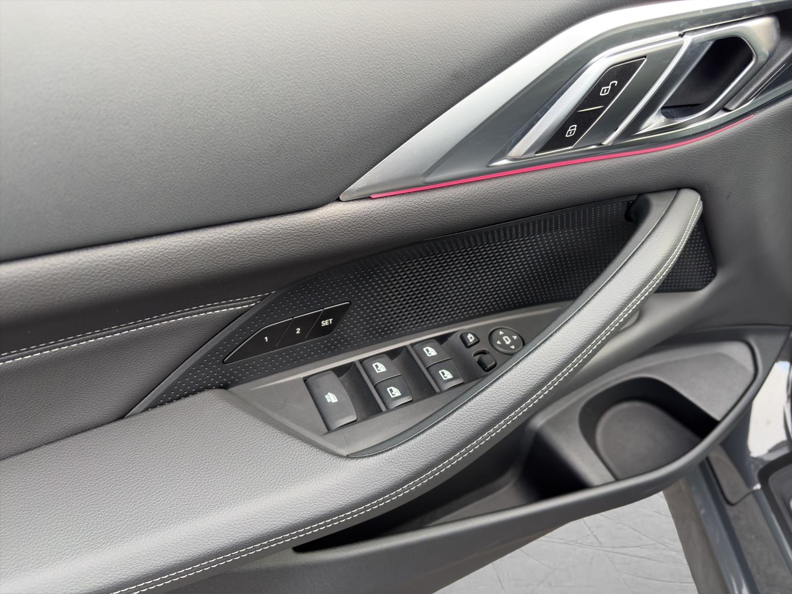 BMW M440i xDrive Cabrio-image-16