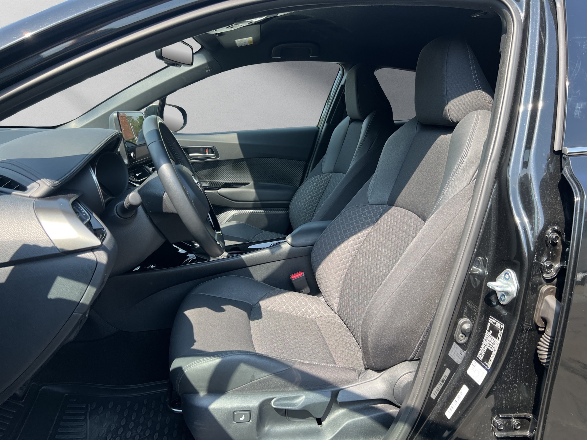 TOYOTA C-HR 2.0 VVTi HSD Trend-image-7