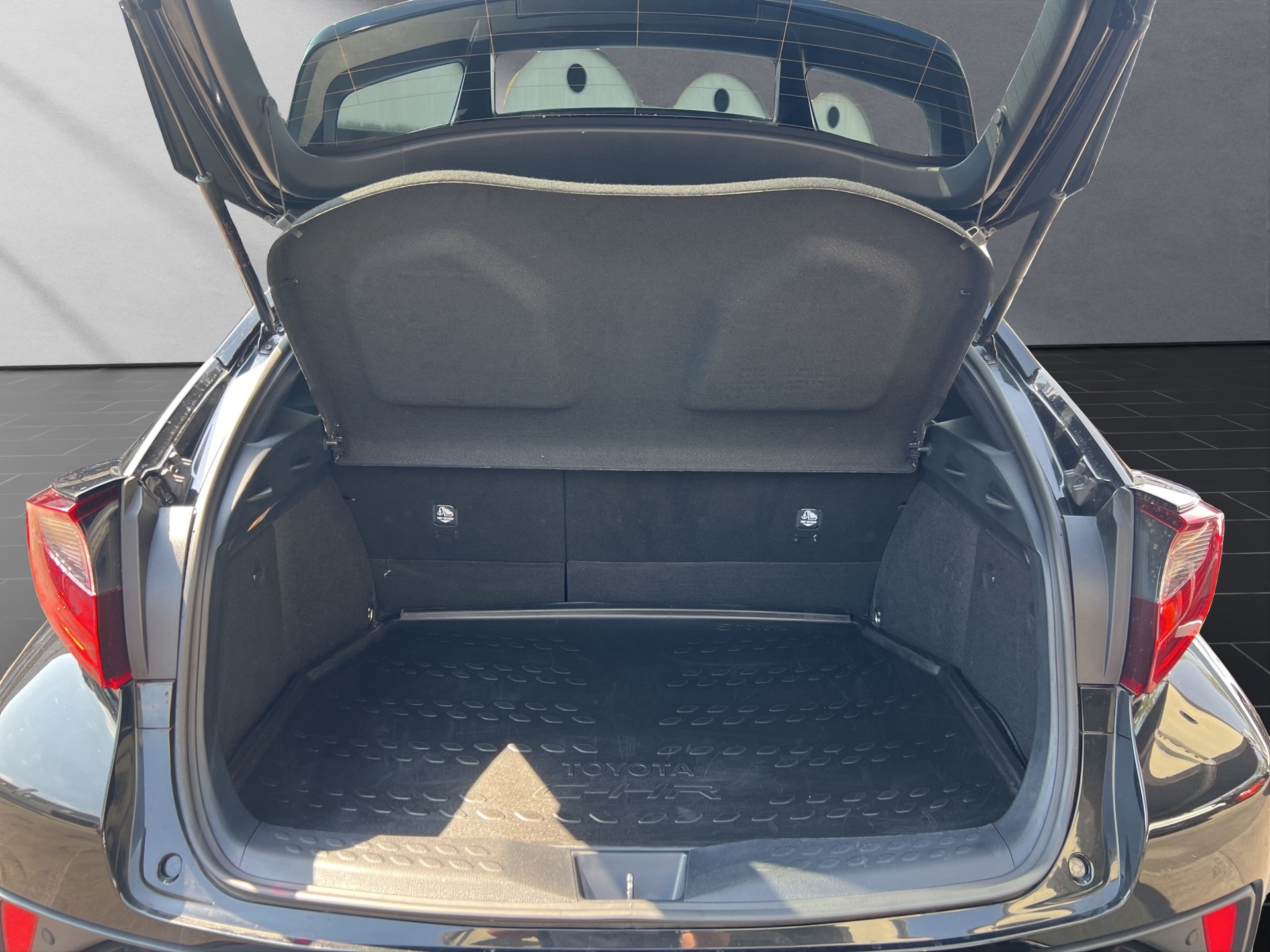 TOYOTA C-HR 2.0 VVTi HSD Trend-image-9