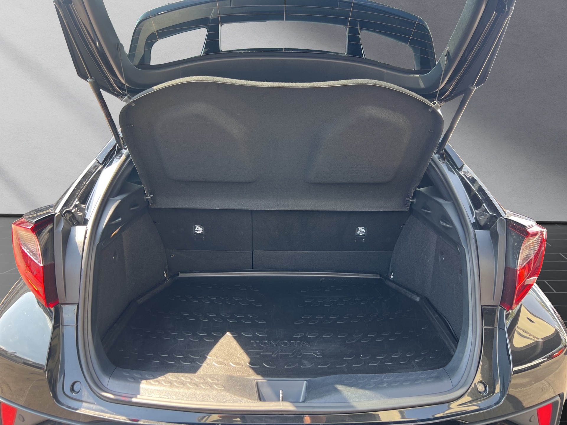 TOYOTA C-HR 2.0 VVTi HSD Trend-image-9