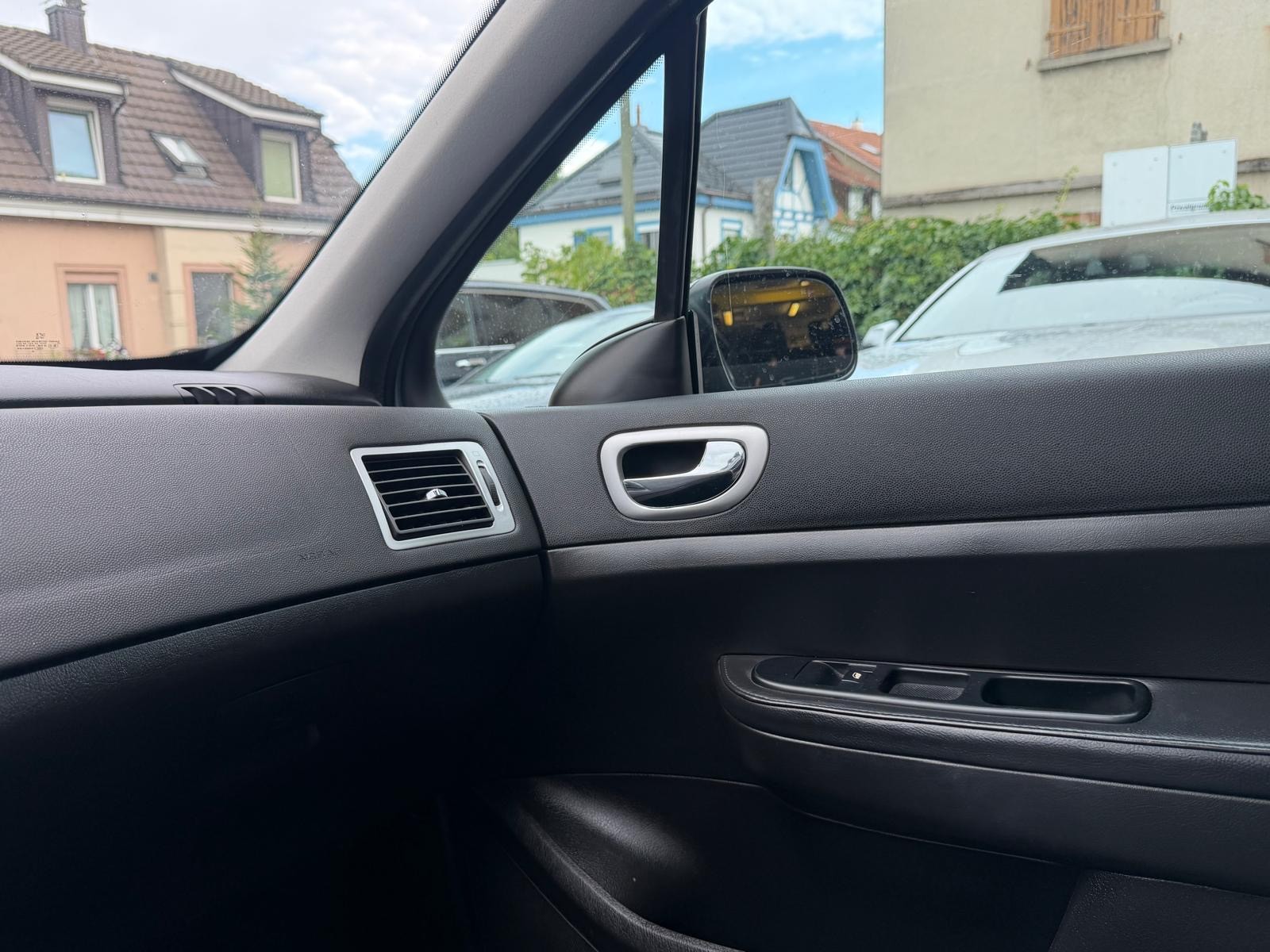 PEUGEOT 307 SW 2.0 16V Premium-image-10