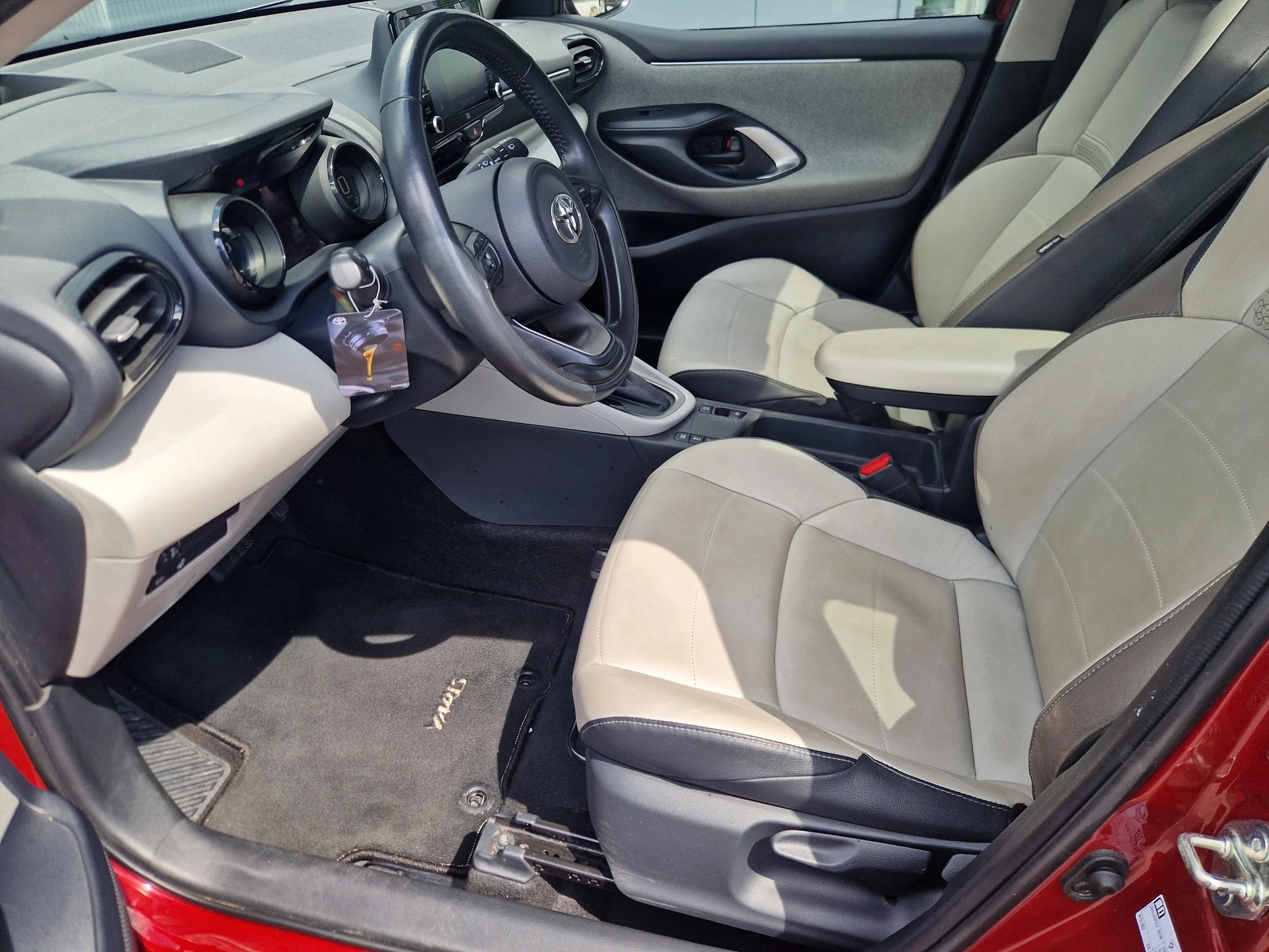 TOYOTA Yaris 1.5 PremierEd e-CVT-image-2