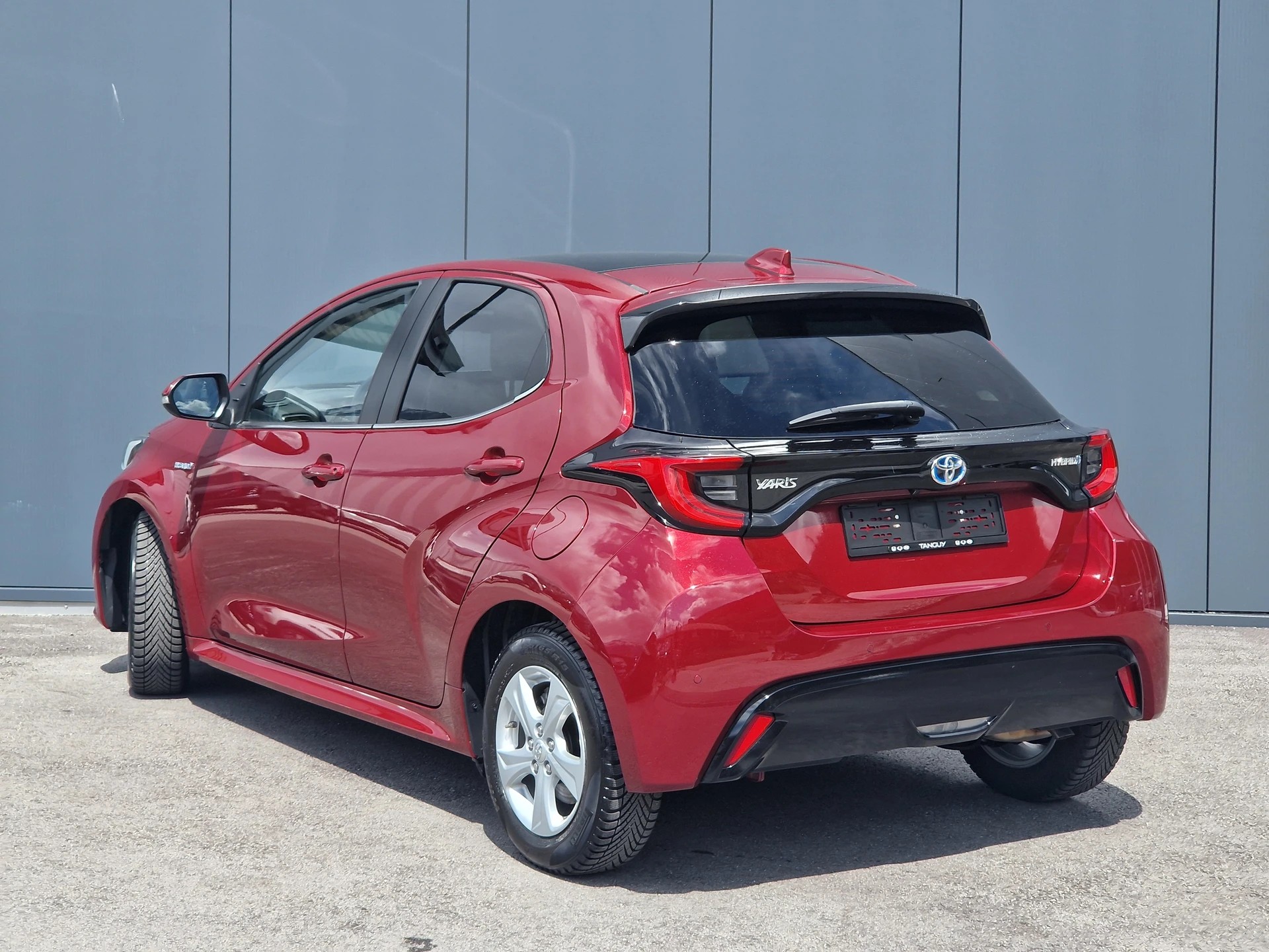 TOYOTA Yaris 1.5 PremierEd e-CVT-image-1