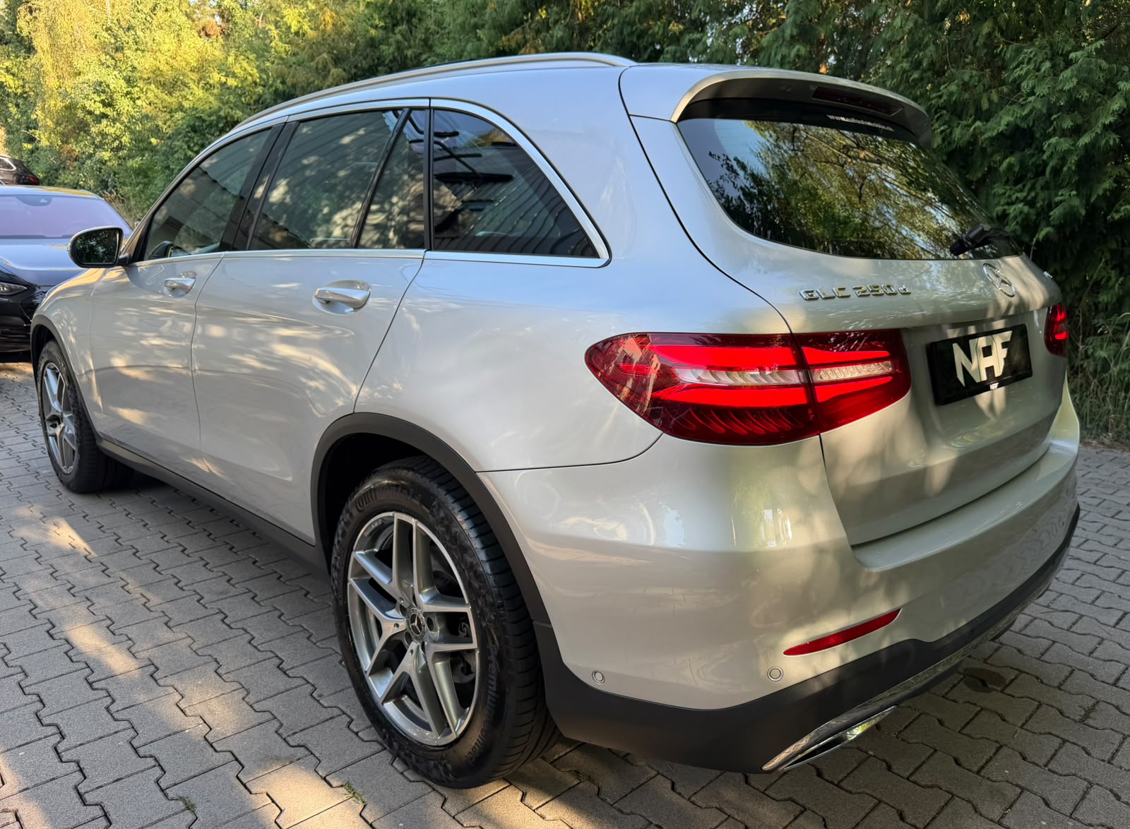 MERCEDES-BENZ GLC 250 d AMG Line 4Matic 9G-Tronic-showroom-element-2