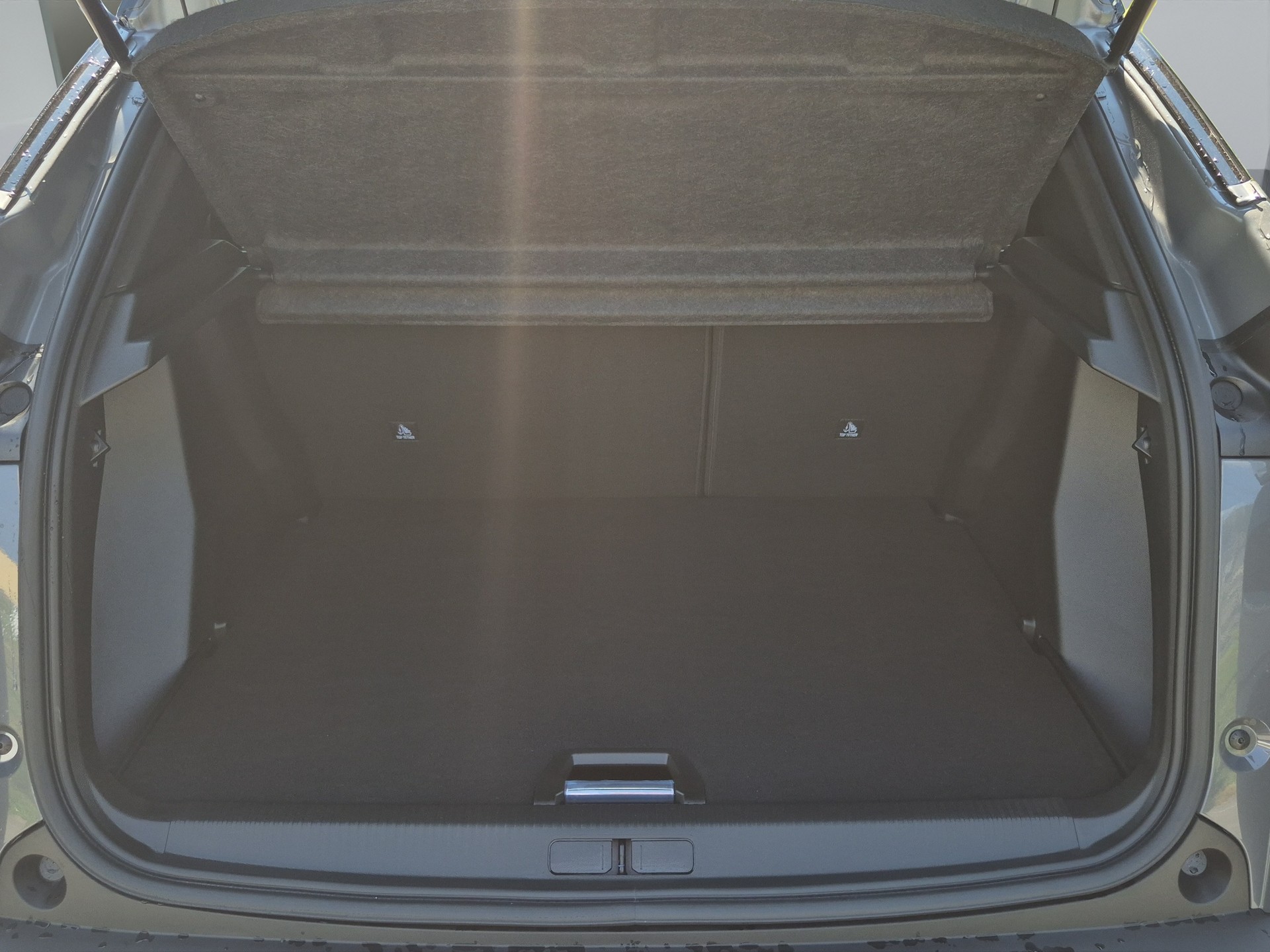PEUGEOT 2008 1.2 Hybrid 145 GT Exclusive-image-16
